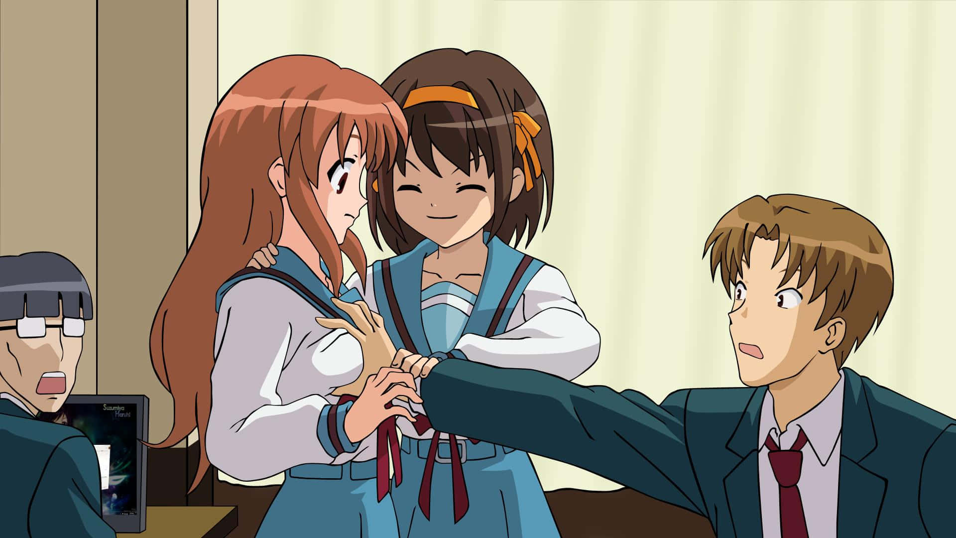 The Melancholy Of Haruhi Suzumiya 桌布 壁紙 — 兩個穿著校服的動漫女孩緊緊擁抱，一個男孩伸出手加入她們，營造出溫暖的室內場景。