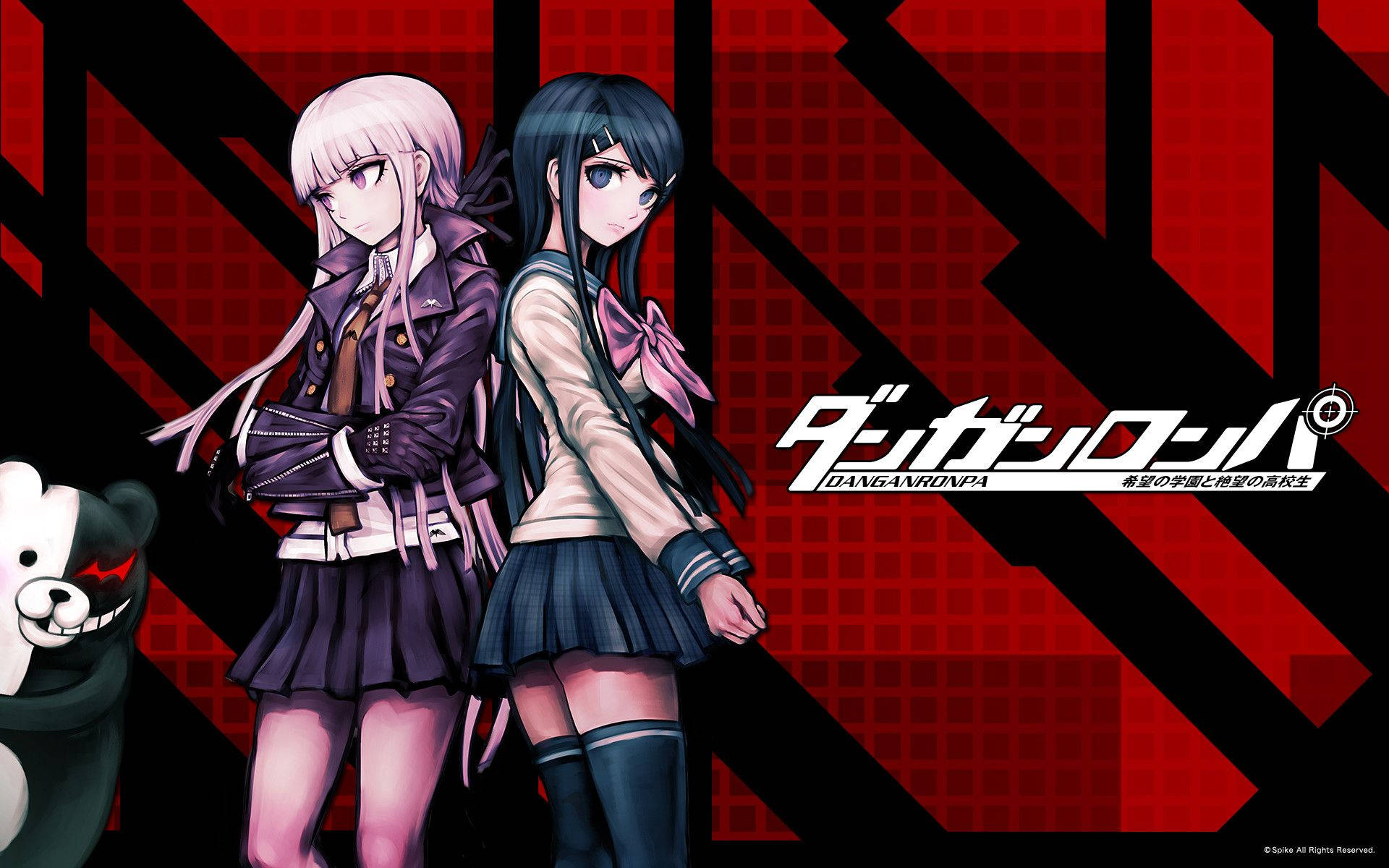 Danganronpa 桌布 壁紙 — 兩個穿著校服的動漫女孩背對背站立，背景是鮮明的紅色和黑色幾何圖案，還有一個卡通熊吉祥物。