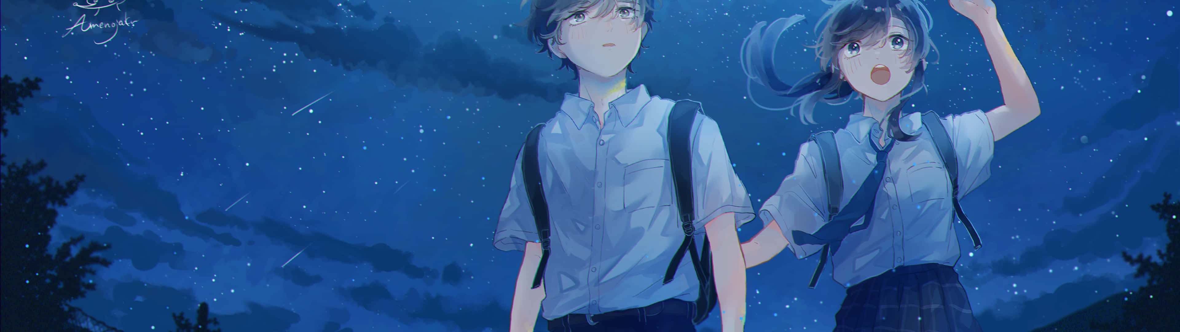 3840 X 1080 Anime HD 桌布 壁紙 — 兩個穿著校服的動漫學生站在星空下，背景有流星和樹木的剪影。