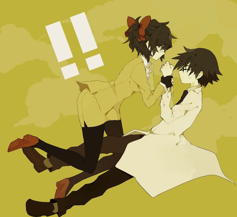 Shinra Kishitani 桌布 壁紙 — 兩個穿著校服的動漫角色在帶有感嘆號的柔和黃色背景上熱情擁抱。