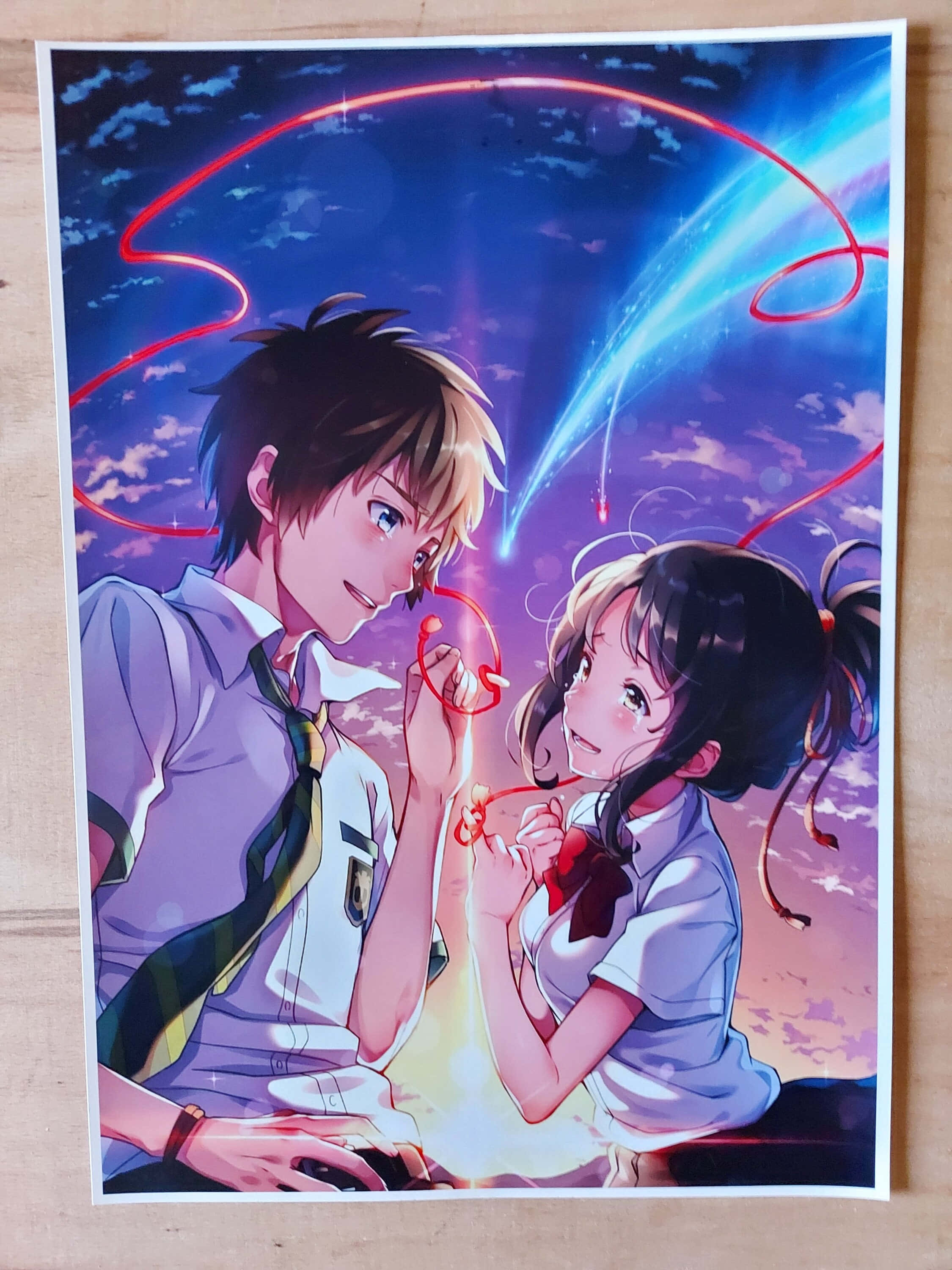 Erased 4K 桌布 壁紙 — 兩個穿著校服的動漫青少年在充滿光跡的 vibrant 暮色天空下手持發光的紅色絲帶。