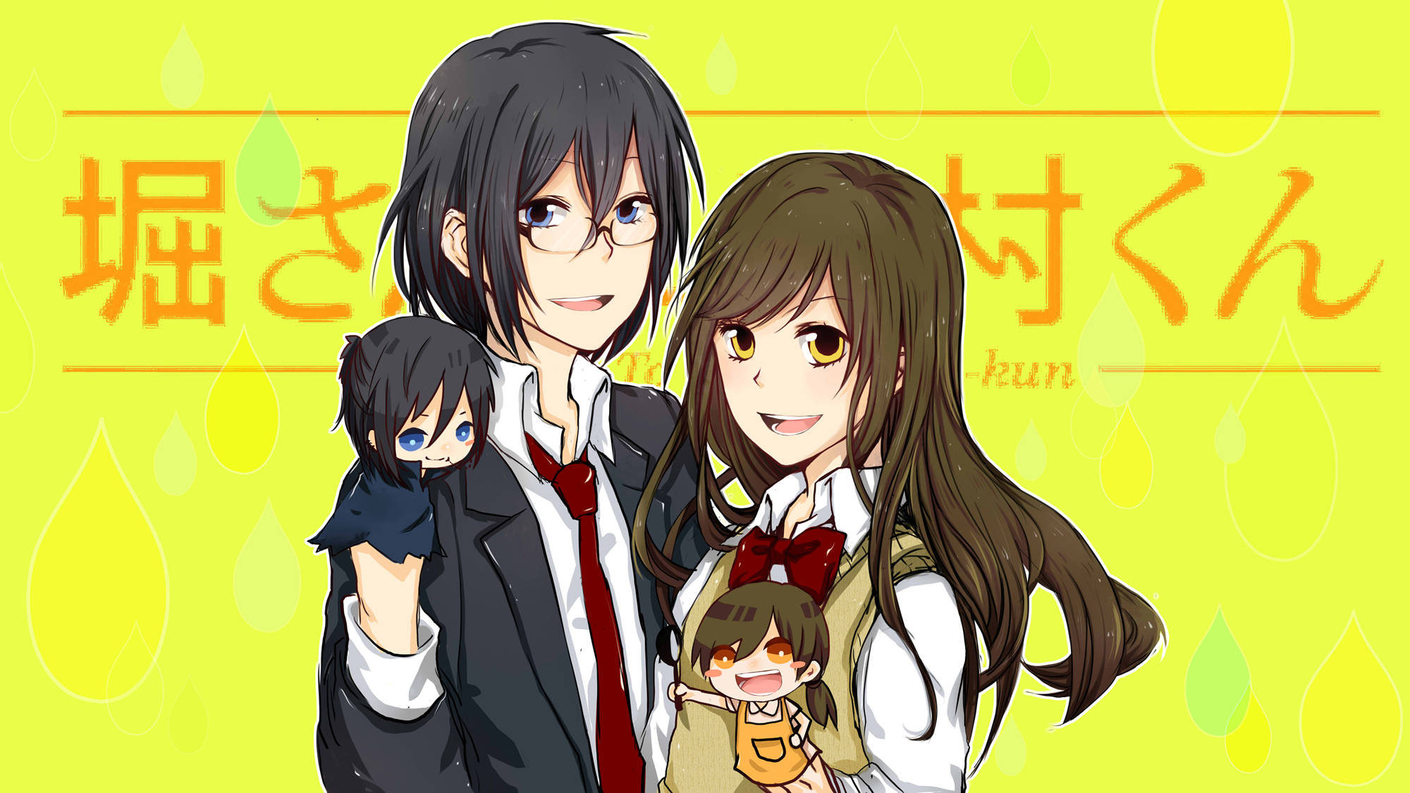 堀與宮村 桌布 壁紙 — 兩個穿著校服的動漫青少年在明亮的黃色背景前抱著自己的Q版分身，背景有日文字和雨滴圖案。