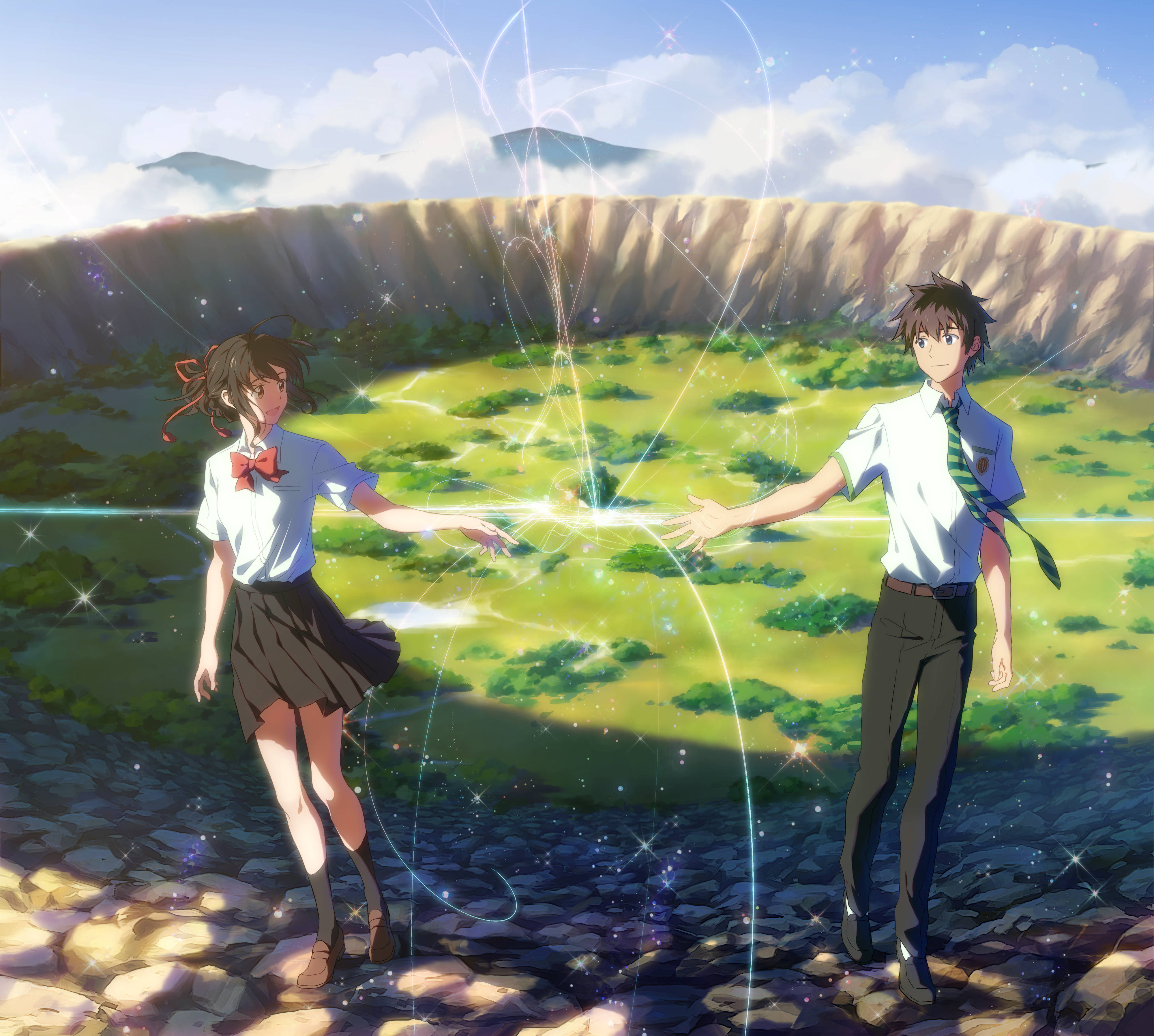 Your Name 桌布 壁紙 — 兩個穿著校服的動漫青少年在明亮的天空下，隔著發光的隕石坑場互相伸手。