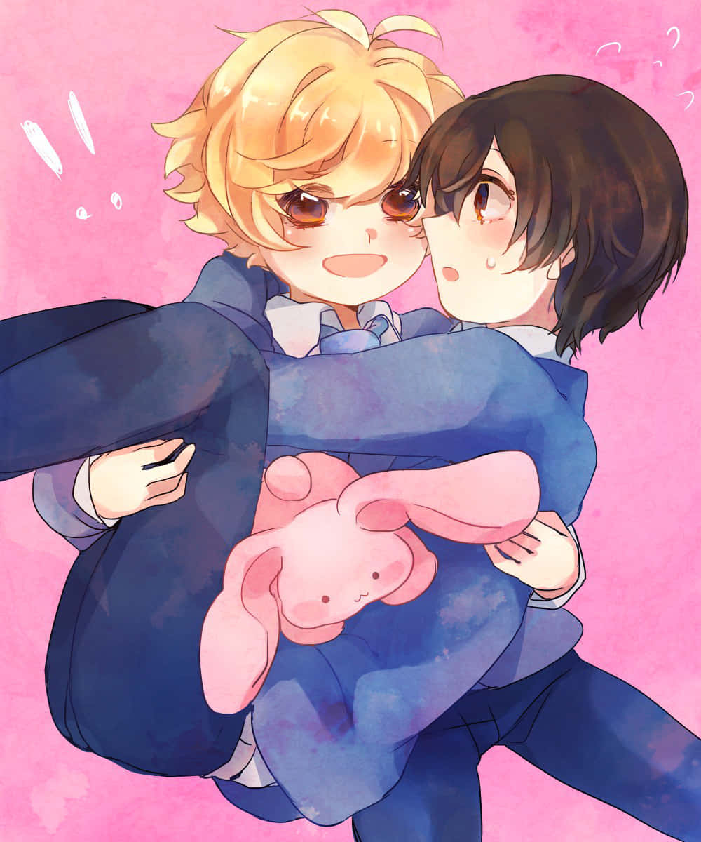 Mitsukuni Haninozuka 桌布 壁紙 — 兩個穿著校服的動漫青少年在柔和的粉紅色背景前溫暖地擁抱，抱著一個粉紅色兔子毛絨玩具。