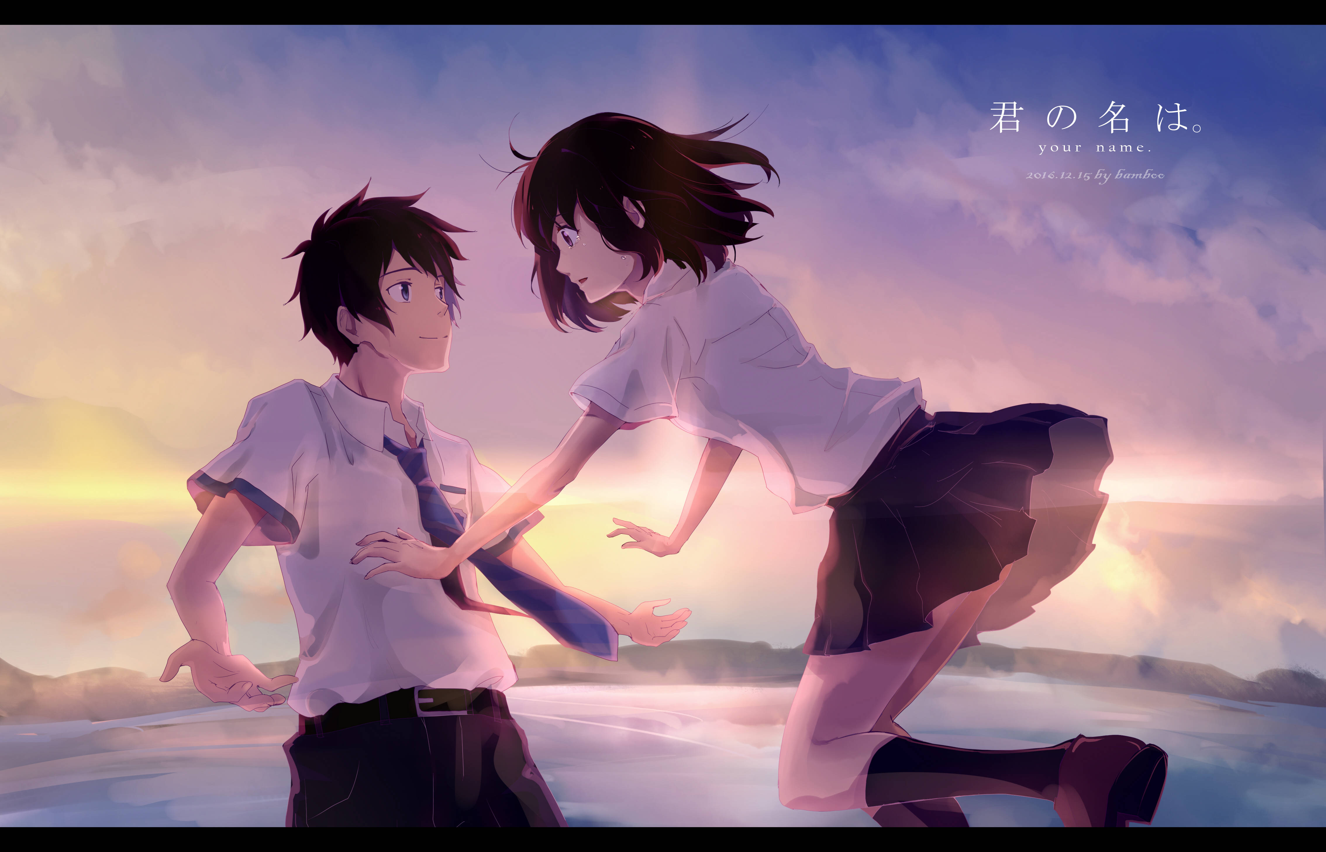 Your Name 桌布 壁紙 — 兩個穿著校服的動漫青少年在柔軟雲朵襯托的閃耀日落天空下互相伸手。