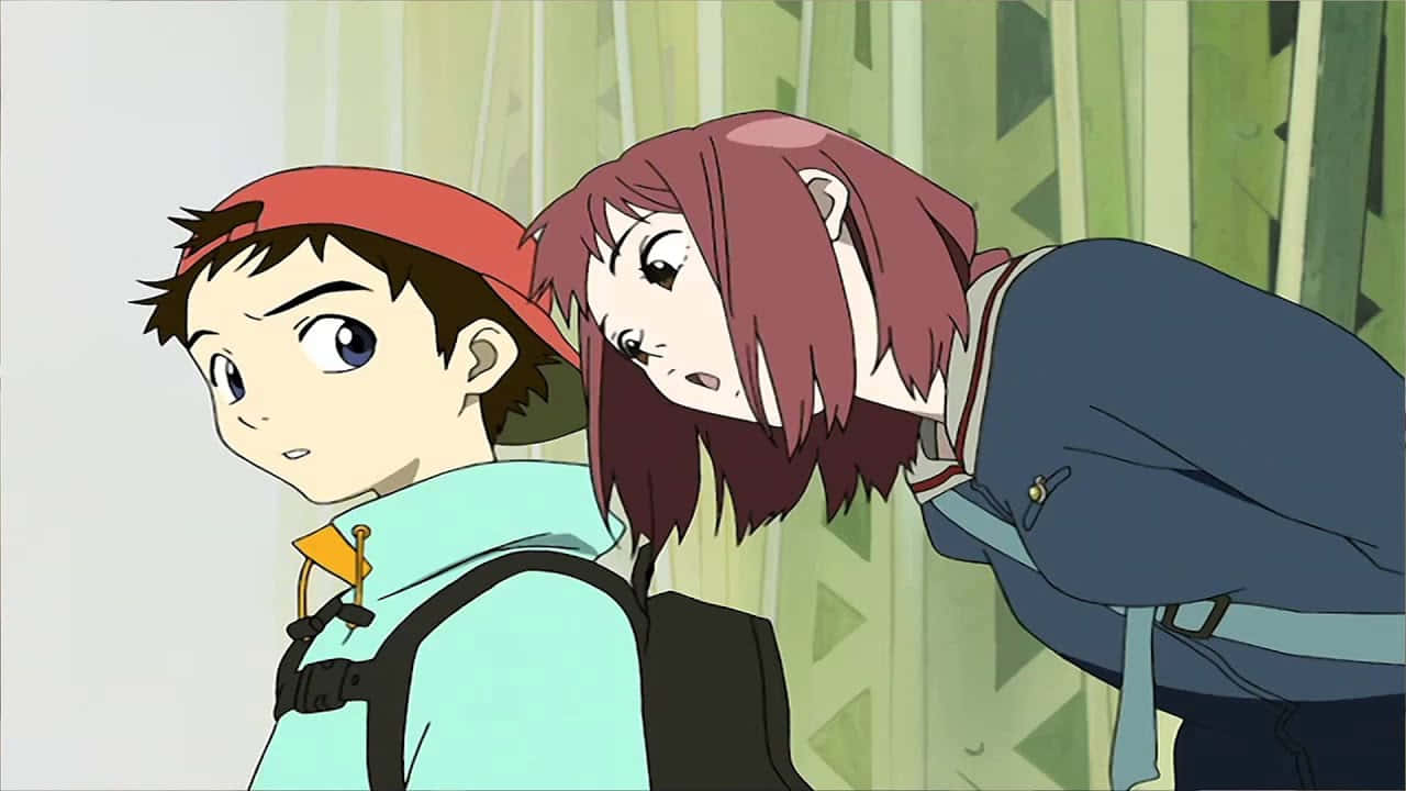 Flcl 桌布 壁紙 — 兩個穿著校服的動漫青少年在茂密的綠色森林中好奇地透過竹莖窺視。