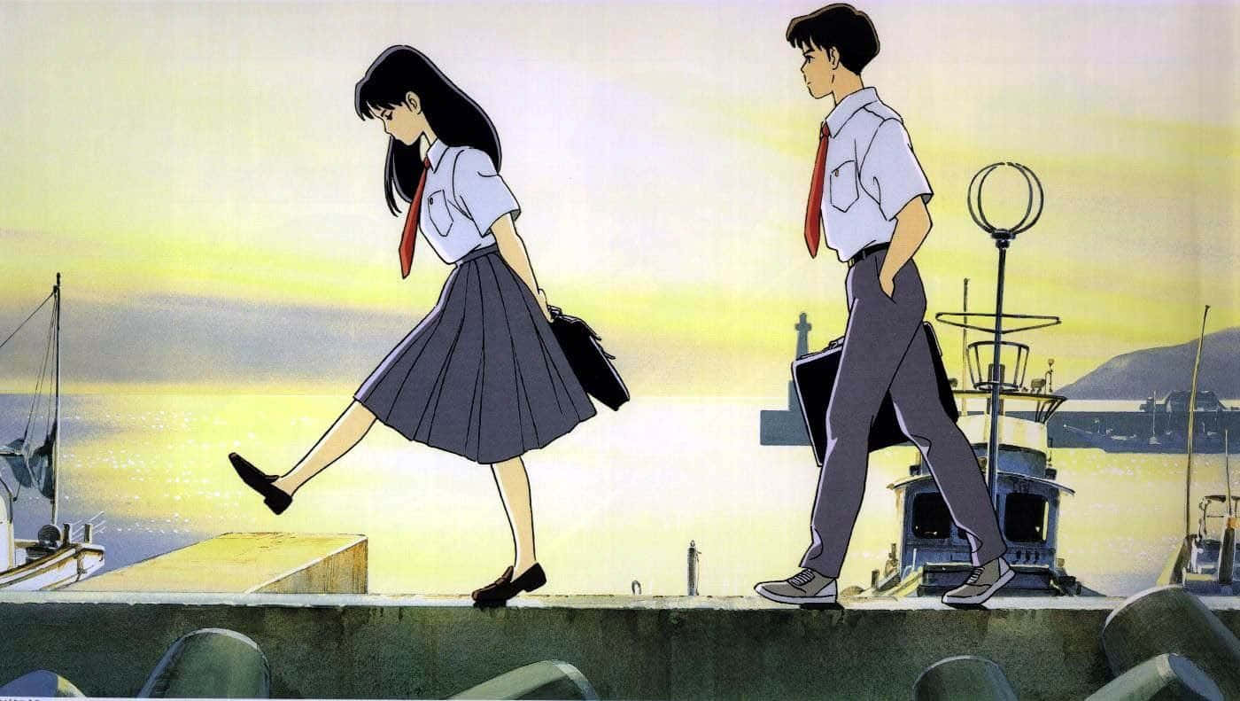 Studio Ghibli Ocean Waves 桌布 壁紙 — 兩個穿著校服的動漫青少年在金色日落時分並肩走在港口碼頭上。