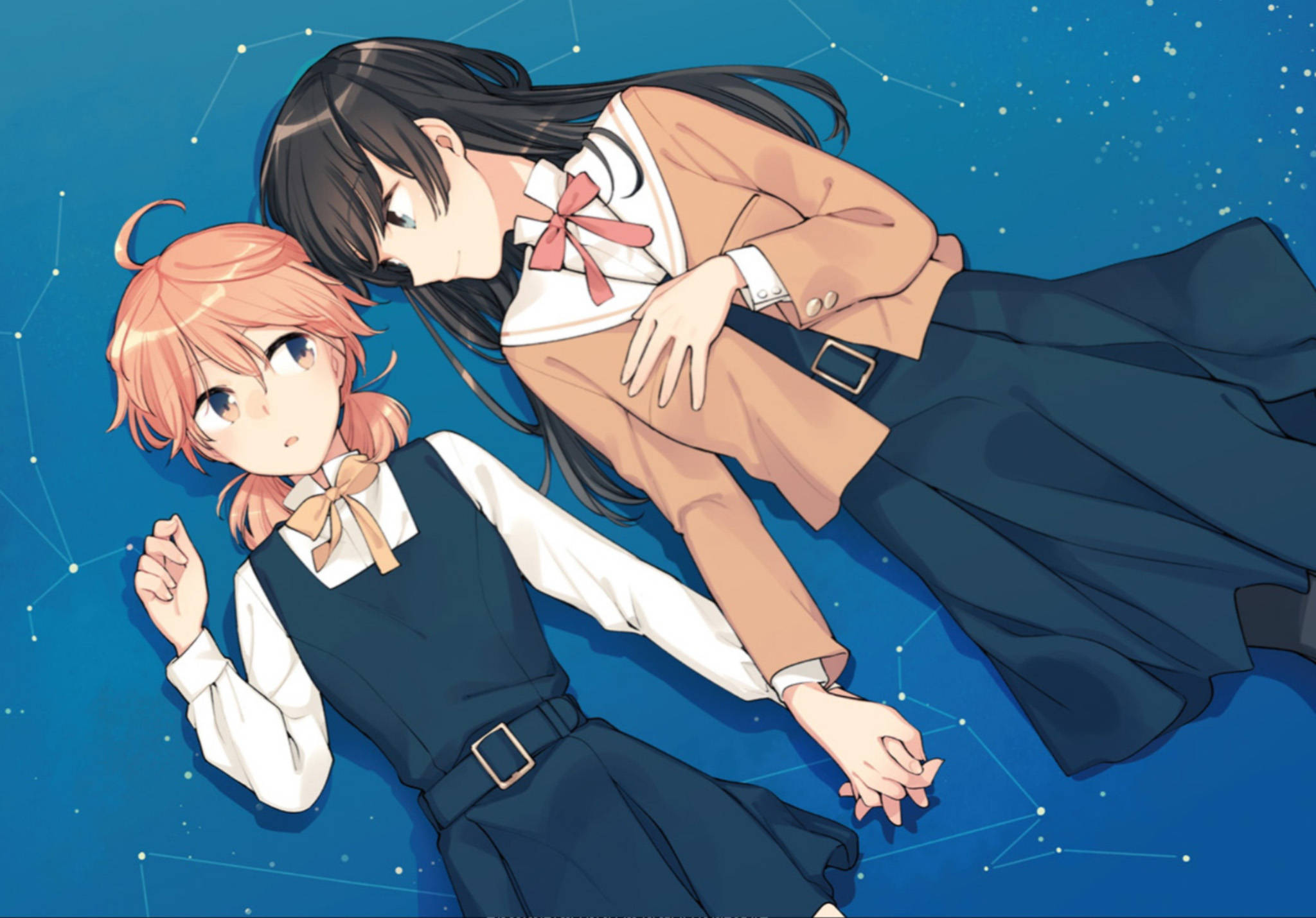 動漫女同性戀 桌布 壁紙 — 兩個穿著校服的動畫女孩在帶有星座線的星空藍色背景上輕輕漂浮。