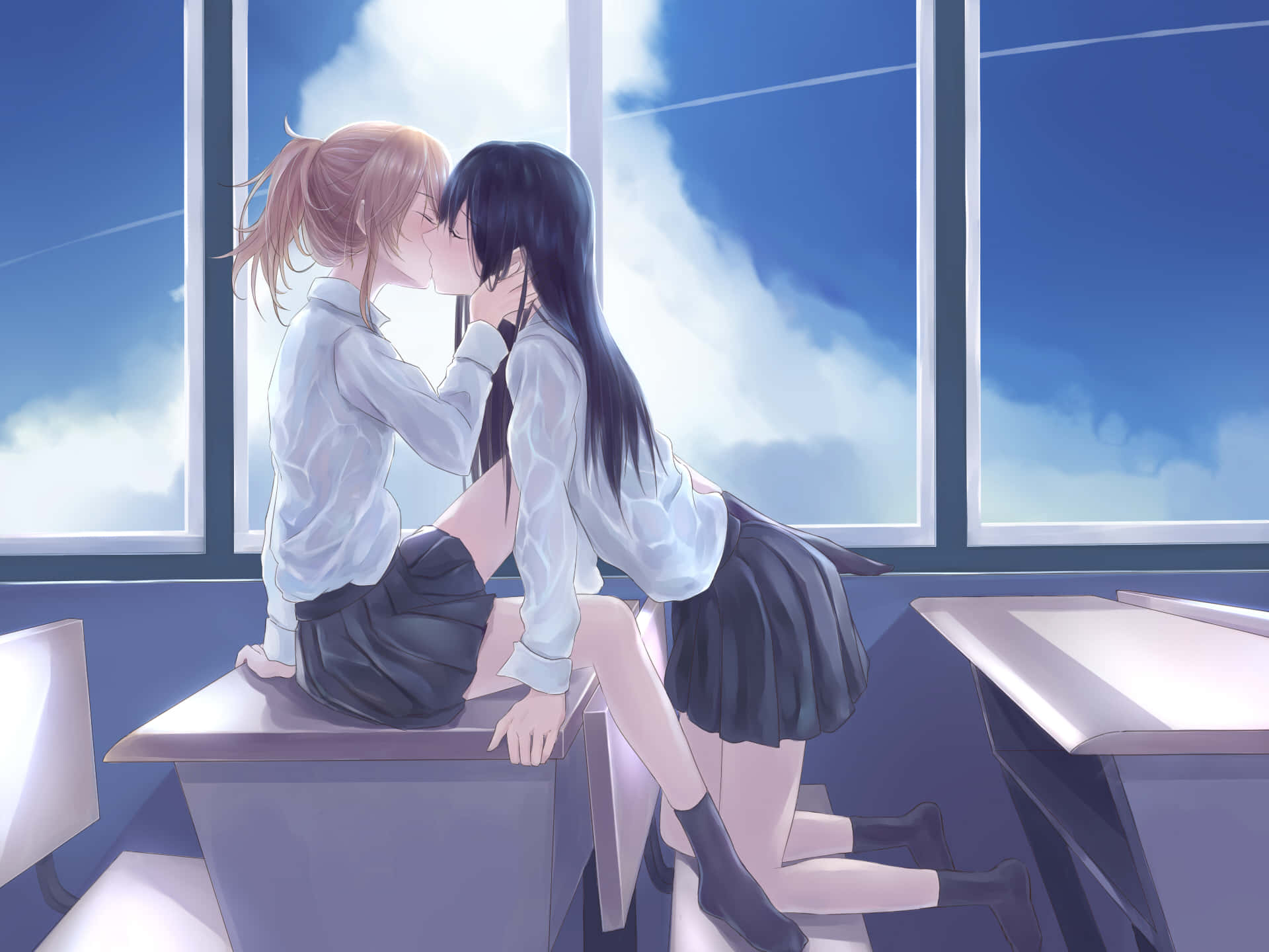 動漫 桌布 壁紙 — 兩個穿著校服的動畫女孩在教室書桌上熱情接吻，背景是明亮的藍天。