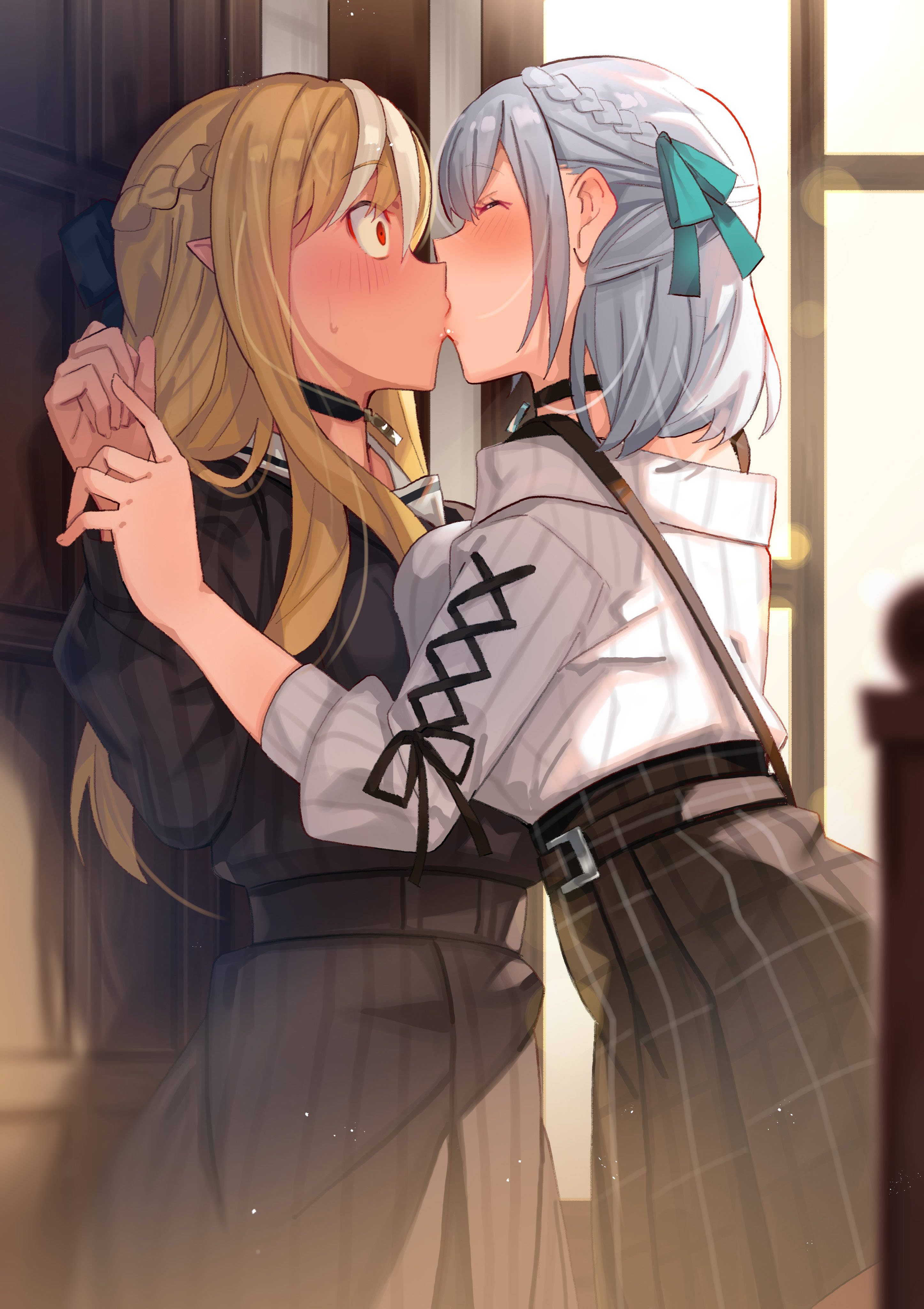 Kissing 桌布 壁紙 — 兩個穿著校服的動畫女孩在溫暖照明的室內環境中分享一個溫柔的吻。