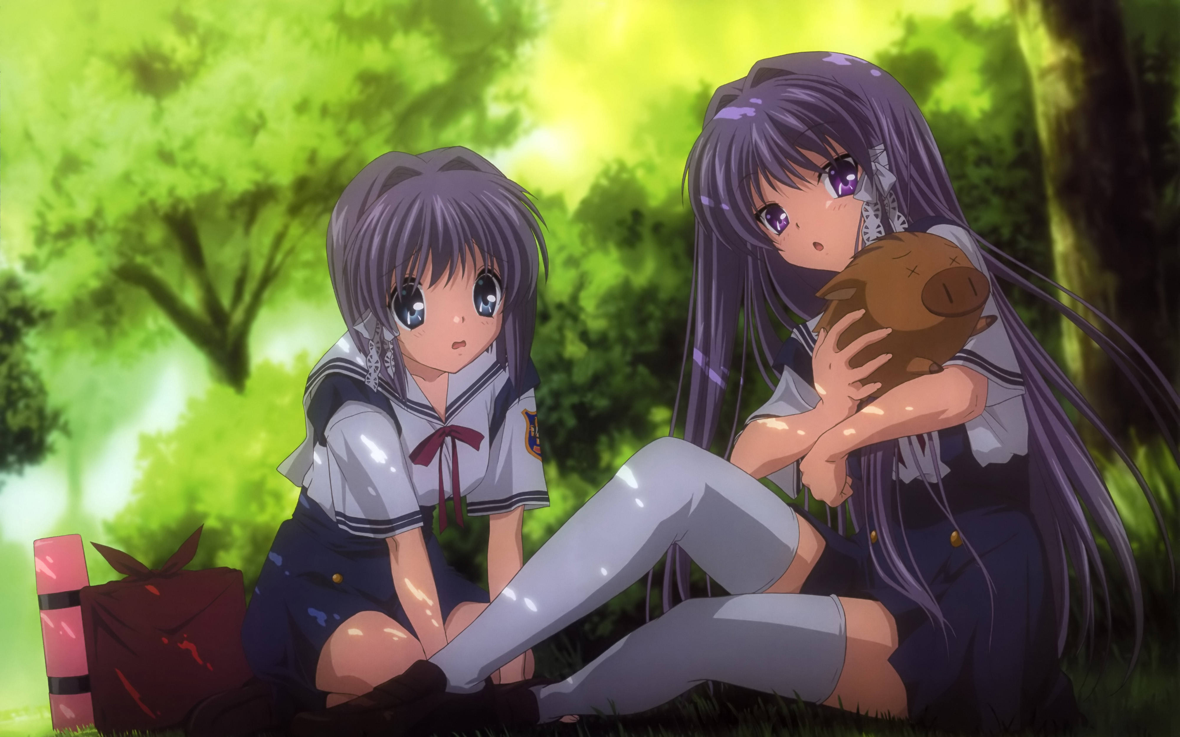 Clannad 桌布 壁紙 — 兩個穿著校服的動畫女孩坐在陽光明媚的森林裡，一個抱著毛絨玩具，另一個睜大眼睛看著。
