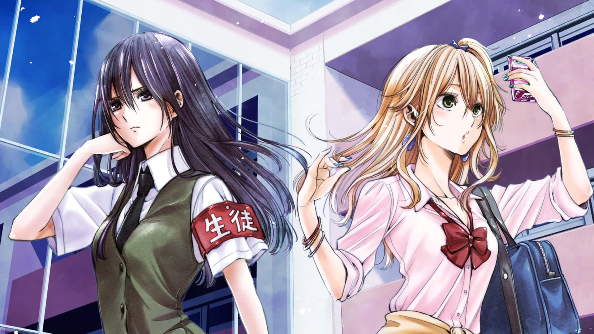 動漫 桌布 壁紙 — 兩個穿著校服的動畫女孩站在玻璃建築物旁，一個黑頭髮紅色臂章，另一個金頭髮拿著電話。