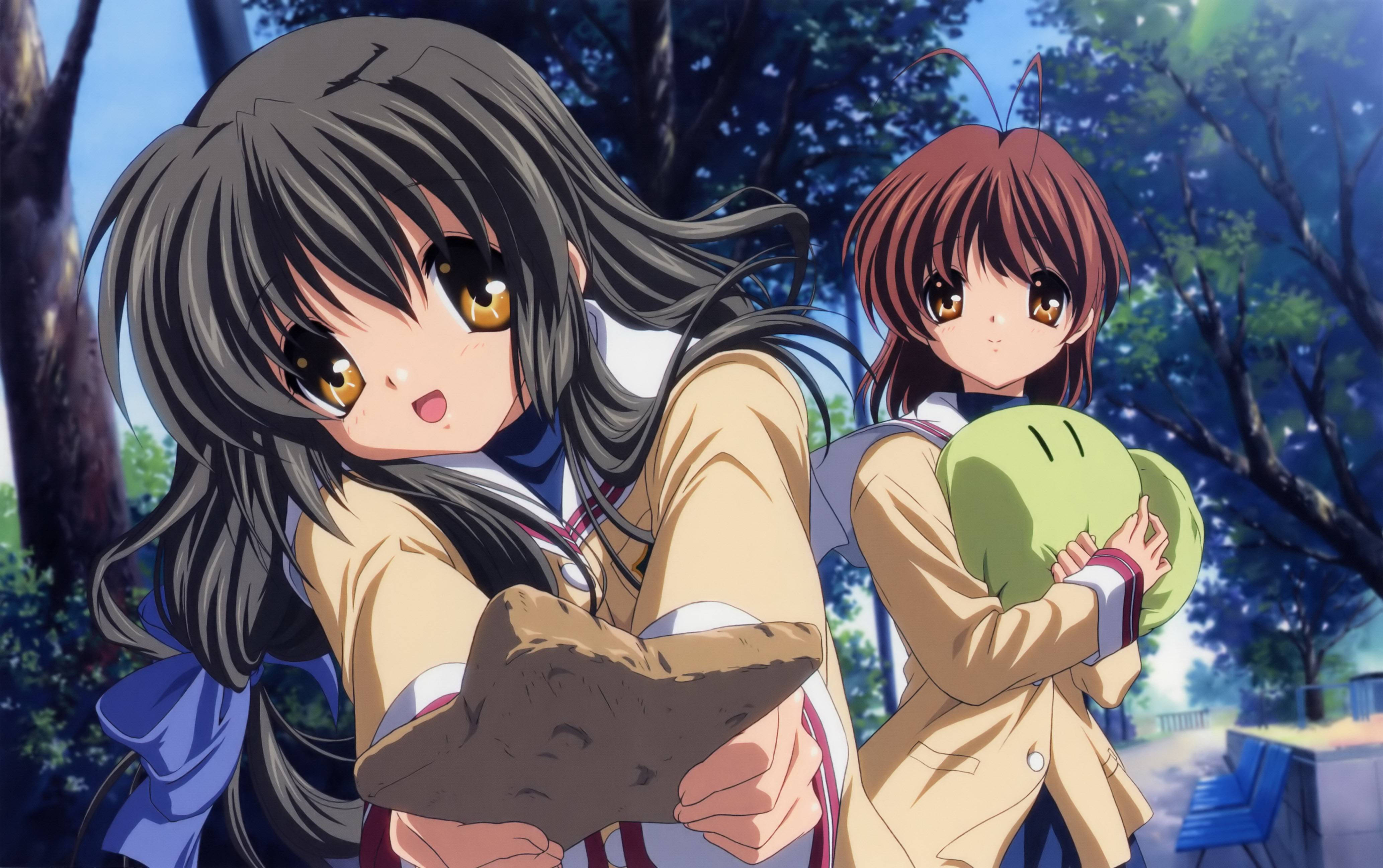 Clannad 桌布 壁紙 — 兩個穿著校服的動畫女孩站在陽光明媚的森林中，一個拿著石頭，另一個拿著綠色玩偶。