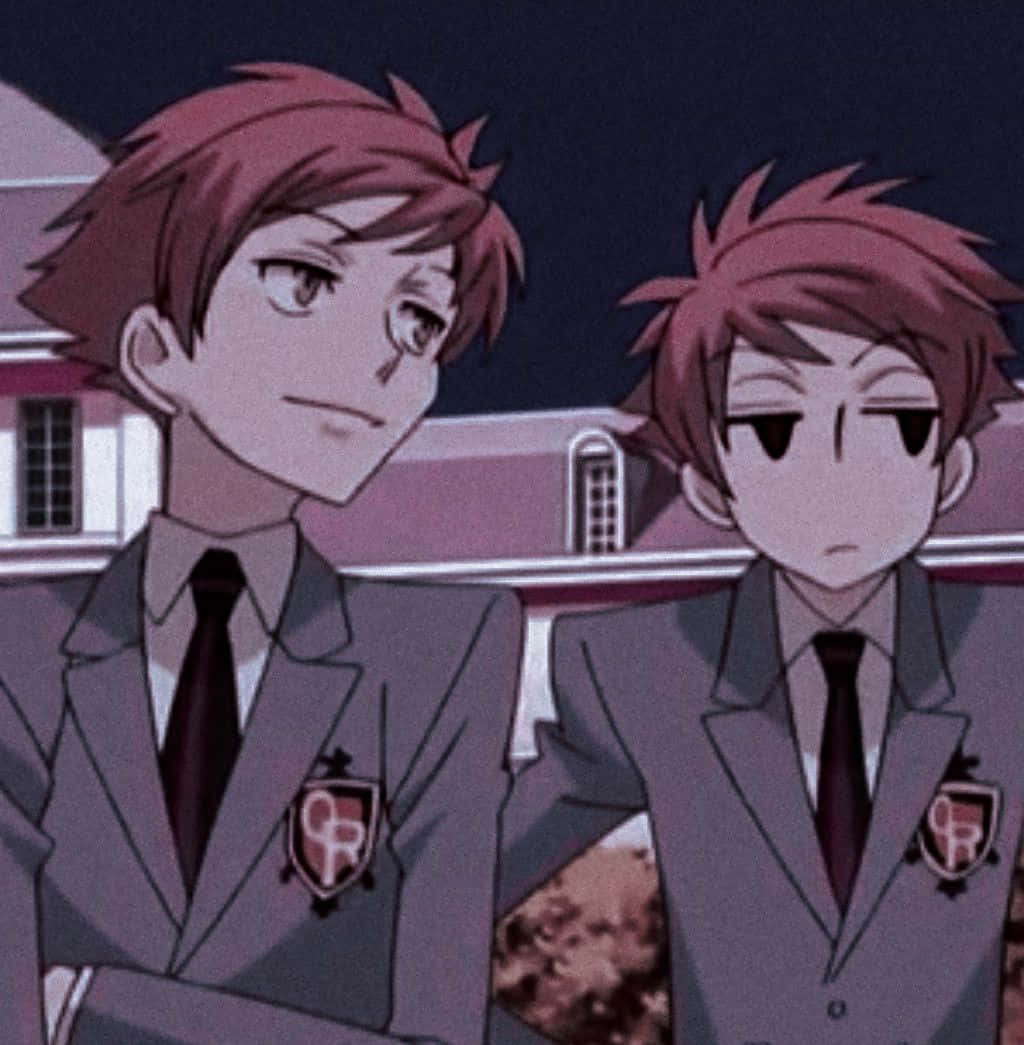 Hikaru Hitachiin 桌布 壁紙 — 兩個穿著校服的動畫男孩並肩站立，背景是暮色中的建築物，帶有柔和的紫色燈光。