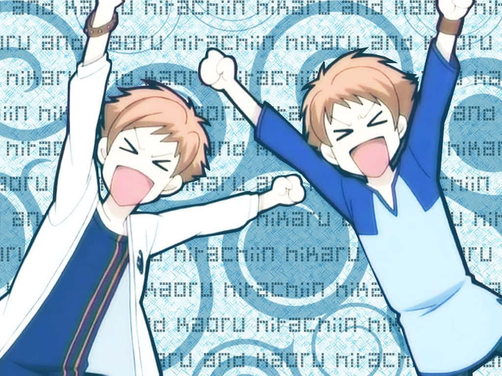 Hikaru Hitachiin 桌布 壁紙 — 兩個穿著校服的動畫男孩在藍色圖案背景前興奮地舉起拳頭歡呼。