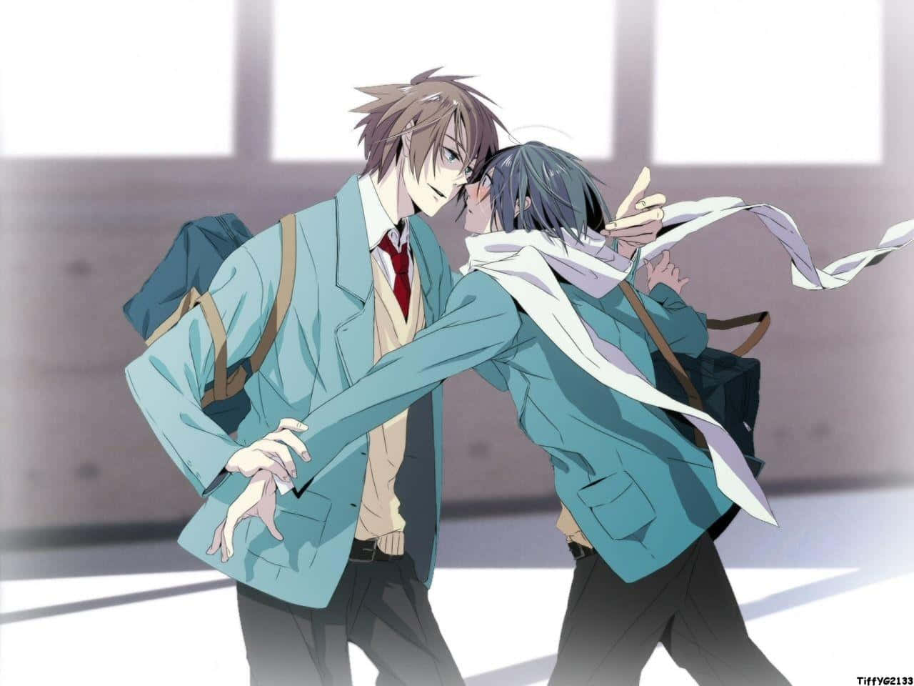 Gay Anime 桌布 壁紙 — 兩個穿著校服的動畫男孩在陽光普照的走廊上熱情擁抱，窗戶光線投下陰影。