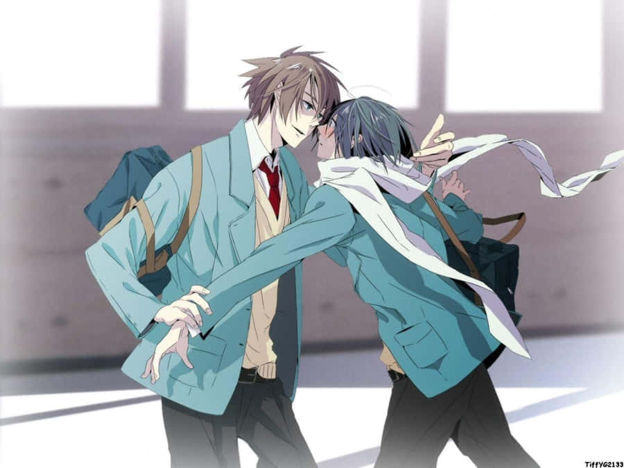 Gay Anime 桌布 壁紙 — 兩個穿著校服的動畫男孩在陽光普照的走廊中，在戲劇性的燈光下熱情擁抱。