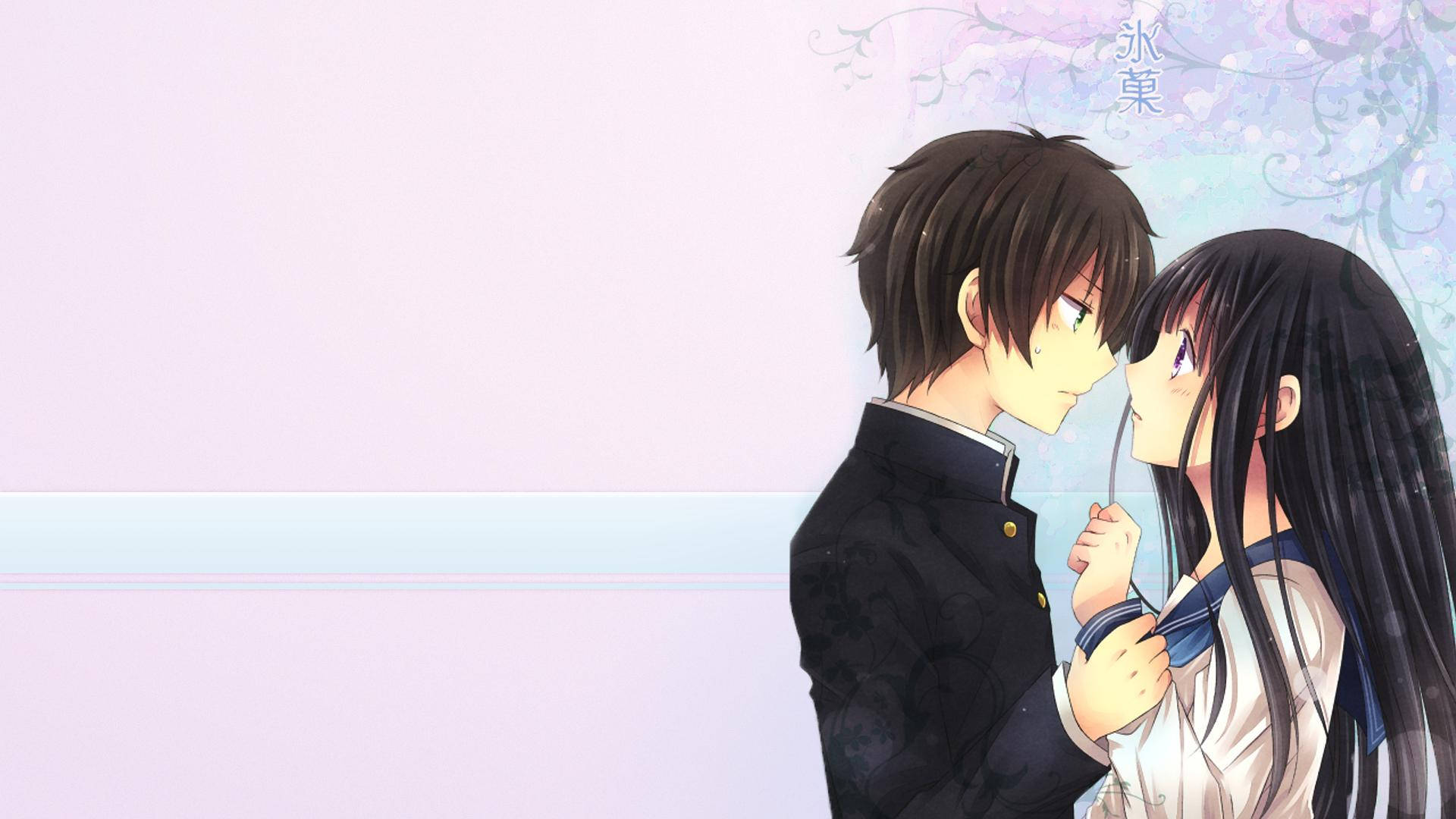 Hyouka 桌布 壁紙 — 兩個穿著校服的動畫青少年在柔和的粉彩背景上，帶有花卉漩渦圖案，分享親密時刻。