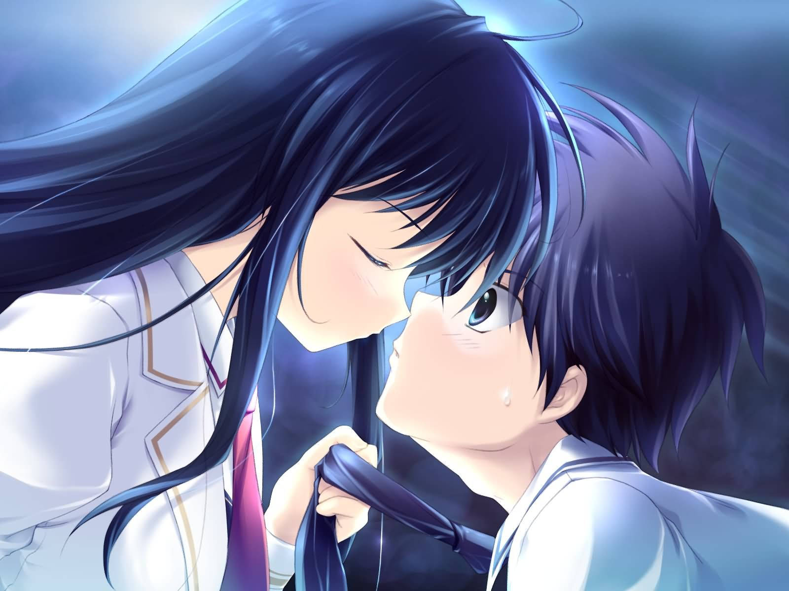 Love Anime 桌布 壁紙 — 兩個穿著校服的動畫青少年在柔和的藍光下傾身親吻。