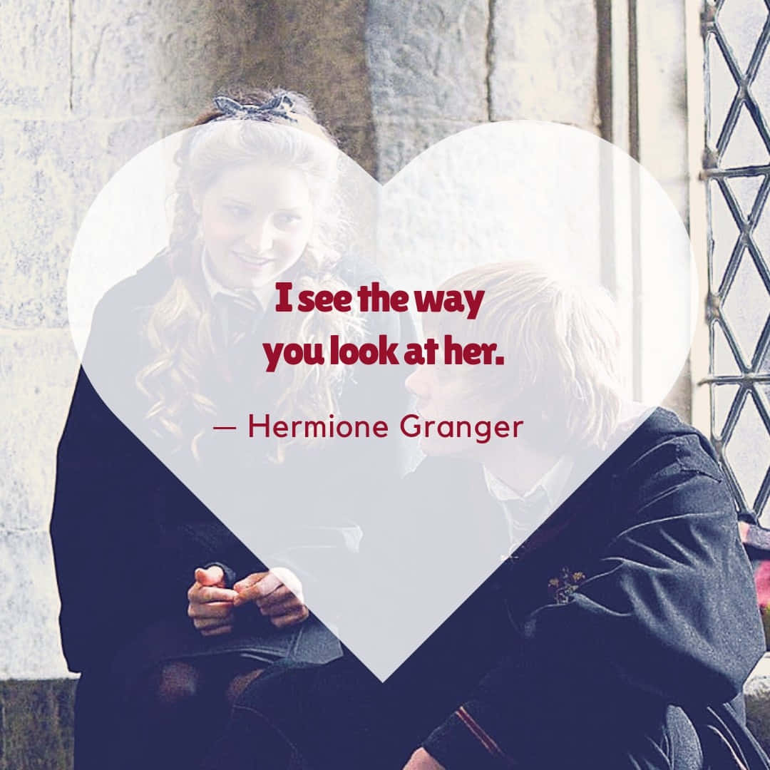Harry Potter Quotes 桌布 壁紙 — 兩個穿著校服的角色坐在一個心形覆蓋層下，上面有妙麗·格蘭傑的語錄。