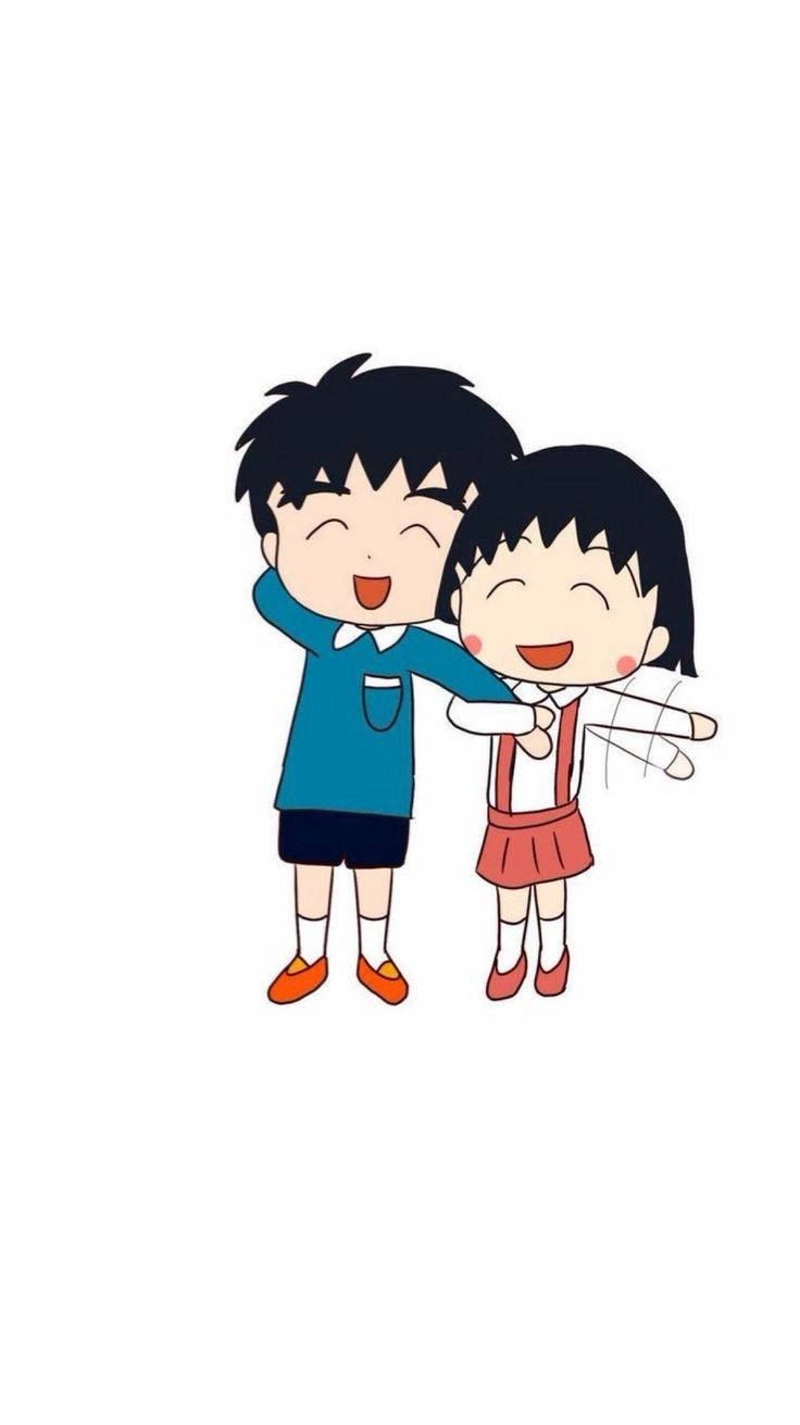 Chibi Maruko Chan 桌布 壁紙 — 兩個穿著校服的開心動漫小孩在純白色背景前快樂地擁抱。