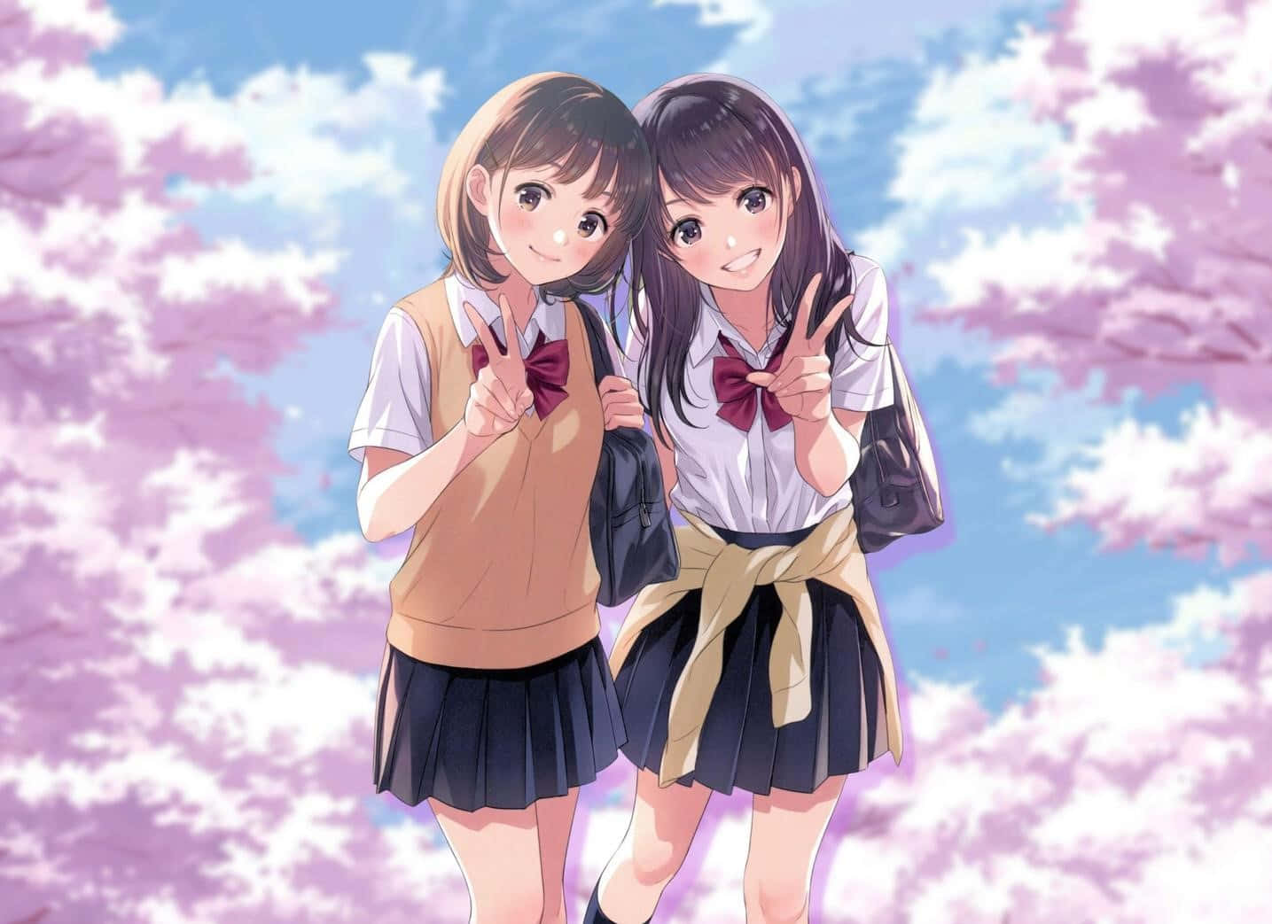 女孩 桌布 壁紙 — 兩個穿著校服的開心動畫女孩在滿是粉紅色櫻花的天空下擺出和平手勢。