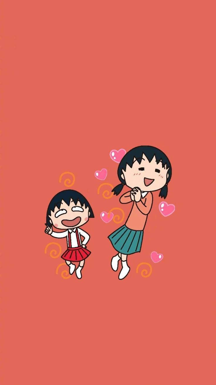 Chibi Maruko Chan 桌布 壁紙 — 兩個穿著校服的開心動畫女孩在純珊瑚色背景上笑著跳躍，周圍有浮動的心形和漩渦。