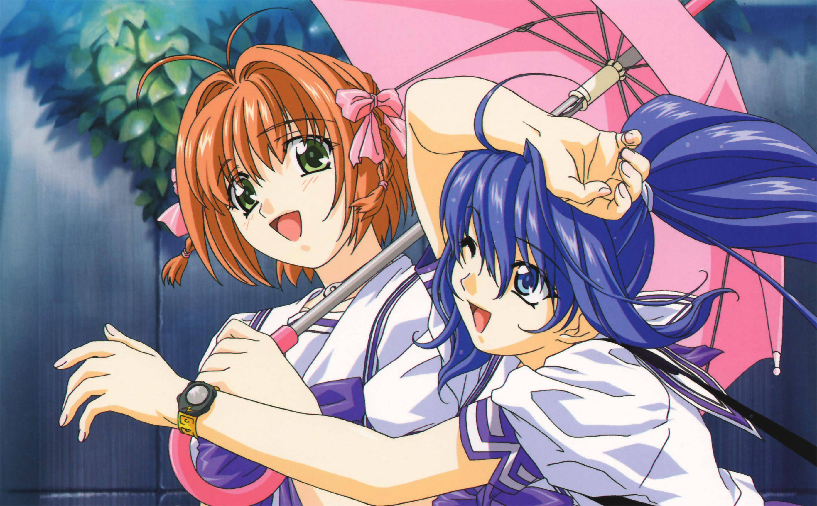 kimi ga nozomu eien 桌布 壁紙 — 兩個穿著校服的開心動畫女孩在雨天下共享一把粉紅色雨傘，周圍有茂密的綠色樹葉。