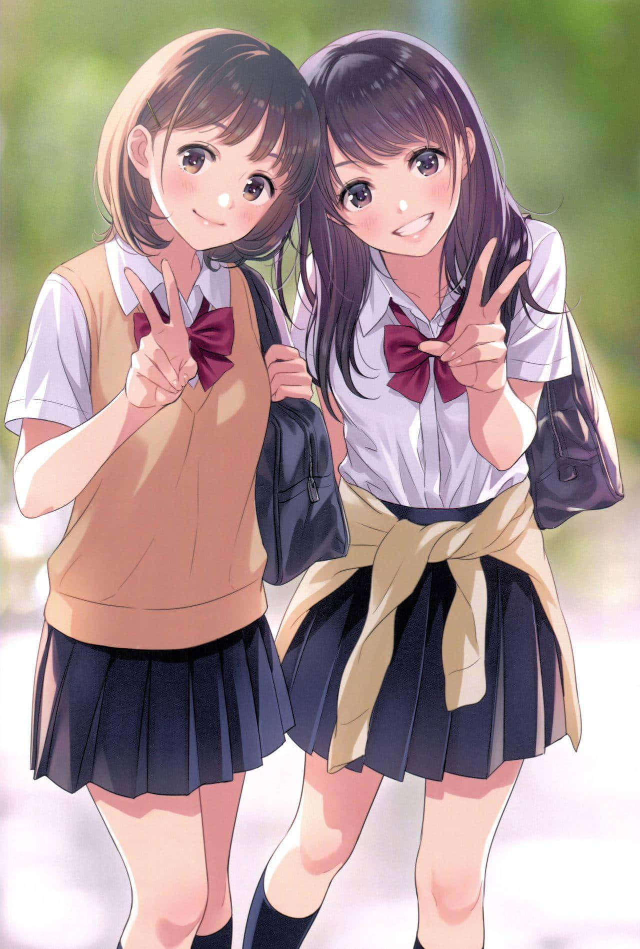動漫女孩 桌布 壁紙 — 兩個穿著校服的開朗動漫女孩在柔和的綠色背景前擺出和平手勢。