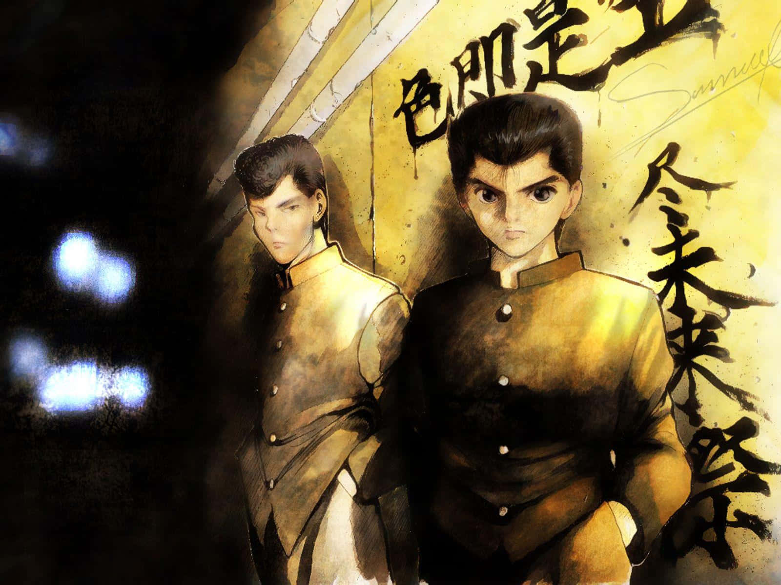 幽遊白書 桌布 壁紙 — 兩個穿著棕色制服的動畫男孩站在黃色牆前面，牆上有黑色日本書法，在昏暗的藍色燈光下。