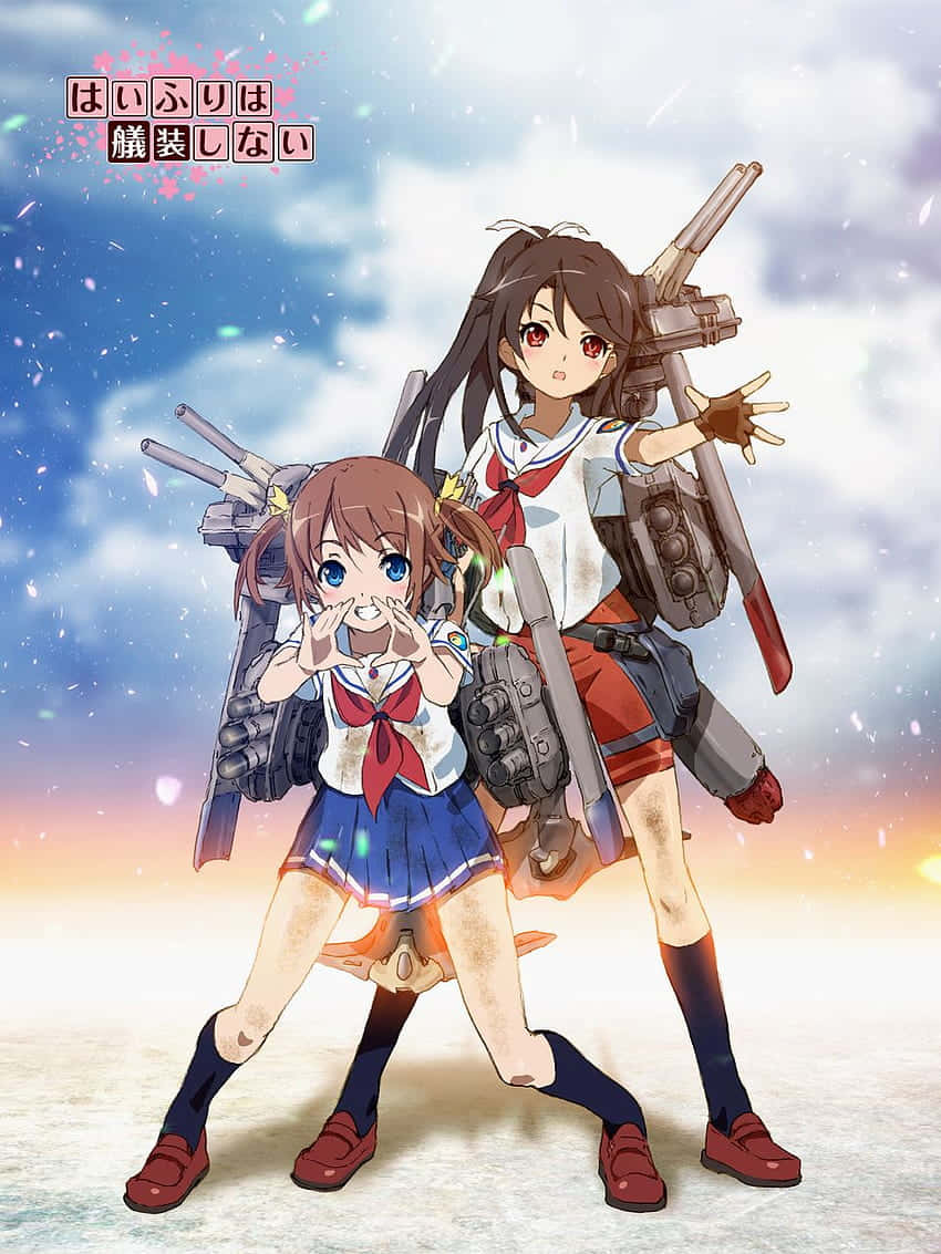 High School Fleet 桌布 壁紙 — 兩個穿著水手服、配備巨型槍械的動漫女孩，自信地站在櫻花飄落的明亮天空下。