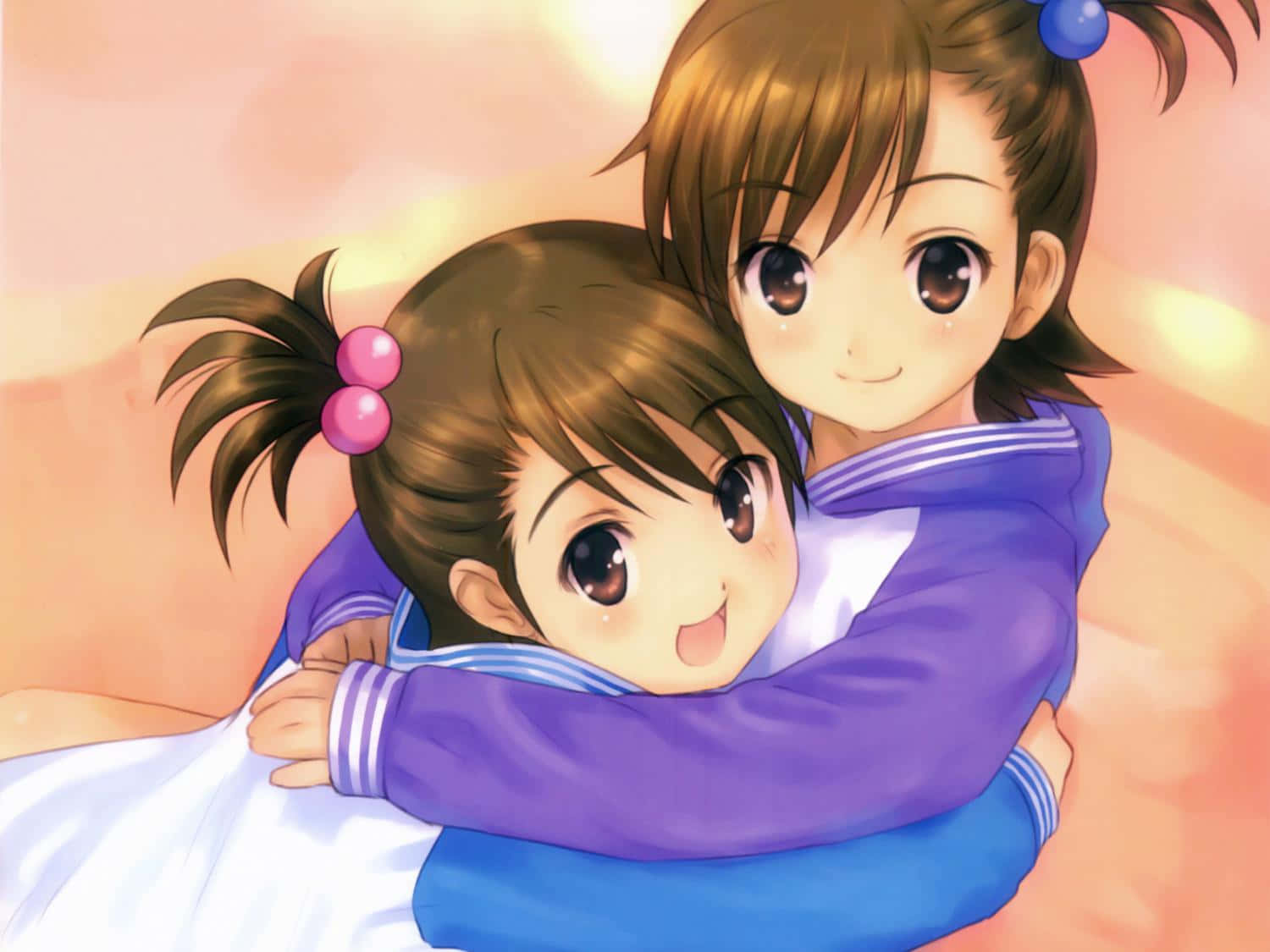 動漫女孩 桌布 壁紙 — 兩個穿著水手服的動漫女孩在柔和蜜桃色背景前溫暖擁抱。