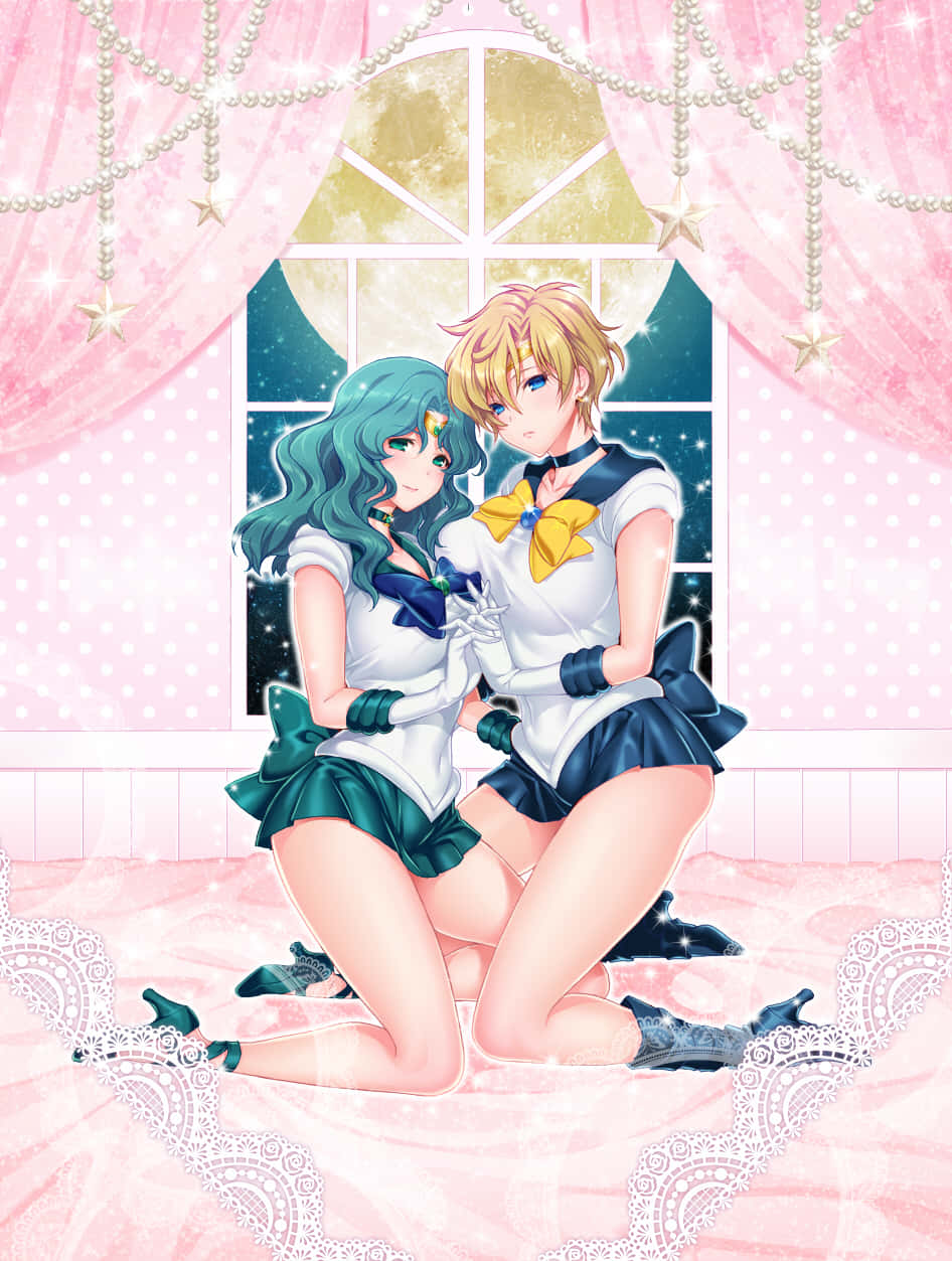 sailor neptune 桌布 壁紙 — 兩個穿著水手服的動漫女孩在粉紅色的床上緊挨著坐著，身後是星光窗簾和月光照耀的窗戶。