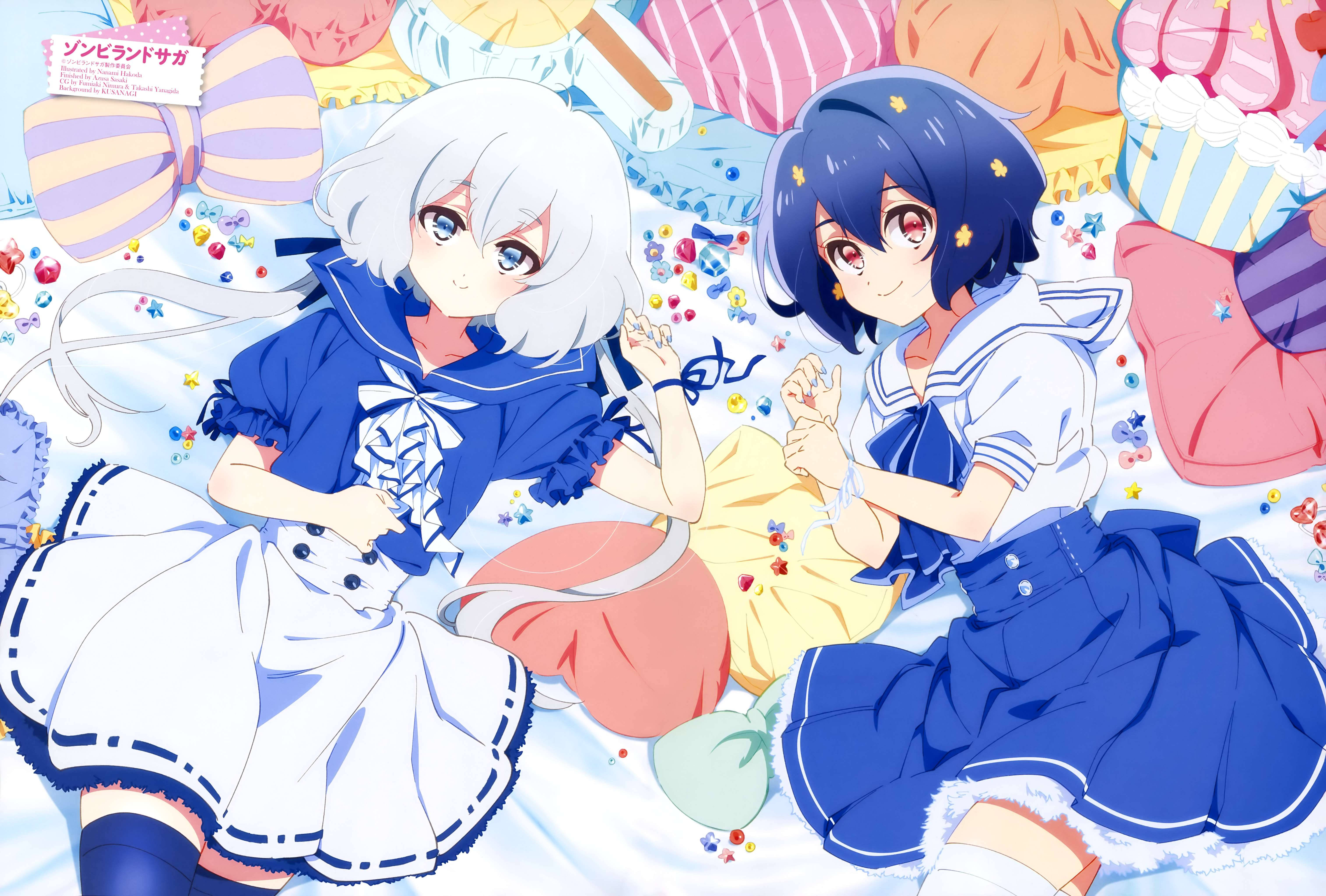 zombie land saga 桌布 壁紙 — 兩個穿著水手服的動漫女孩坐在一張被彩色枕頭和糖果包圍的床上。