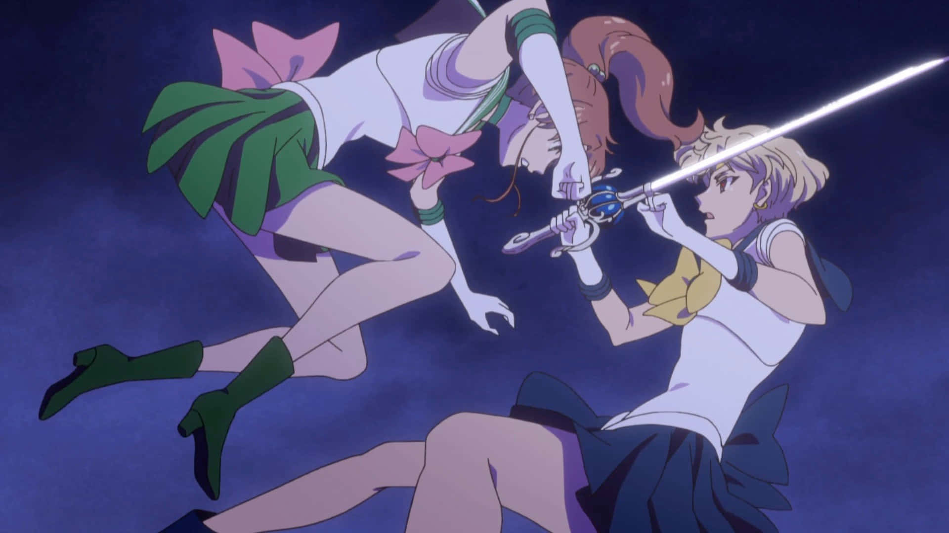 sailor jupiter 桌布 壁紙 — 兩個穿著水手服的動畫女孩在深紫色天空下於半空中交劍。
