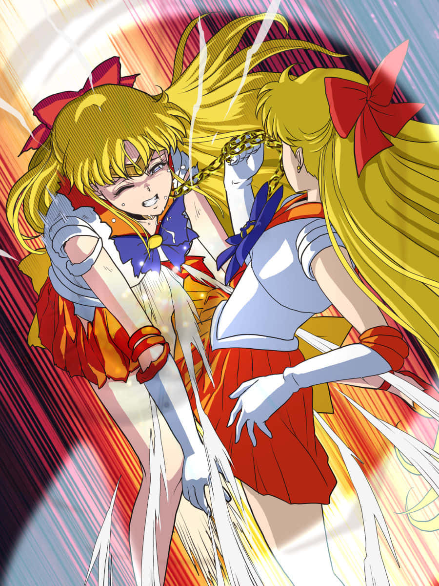 Sailor Venus 桌布 壁紙 — 兩個穿著水手服的動畫女孩在紅藍色條紋背景上用發光鎖鏈交戰。