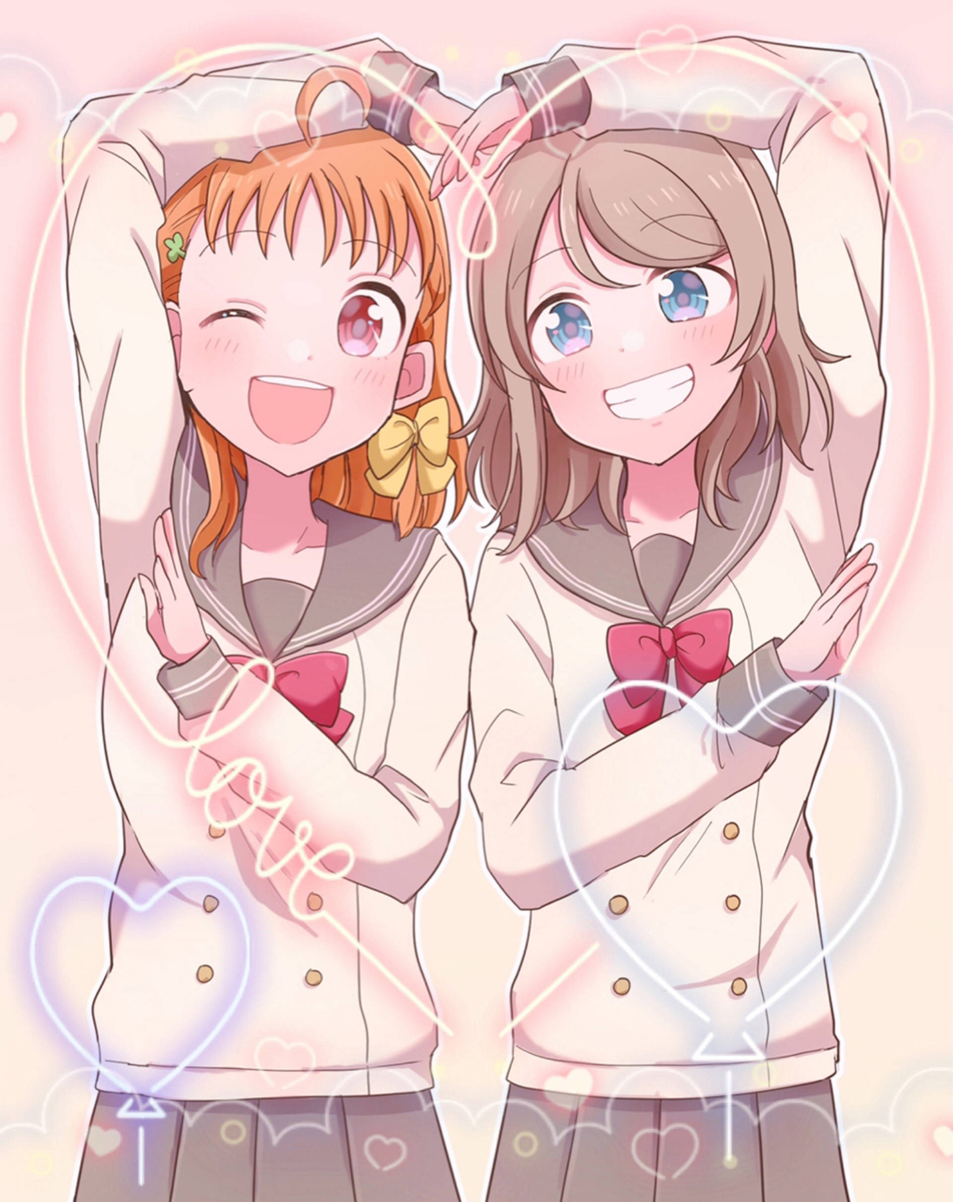 動漫女同性戀 桌布 壁紙 — 兩個穿著水手服的開心動畫女孩，在心形和發光的「愛」文字包圍下開心地伸展身體。