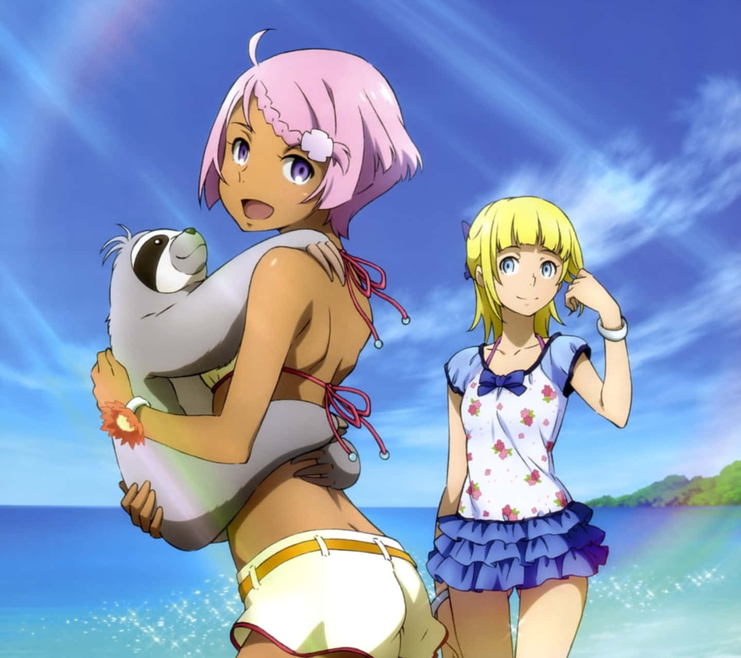 Eureka Seven 桌布 壁紙 — 兩個穿著泳衣的動漫女孩站在陽光明媚的海灘上，其中一個抱著海豹寶寶，背景是明亮的藍天。