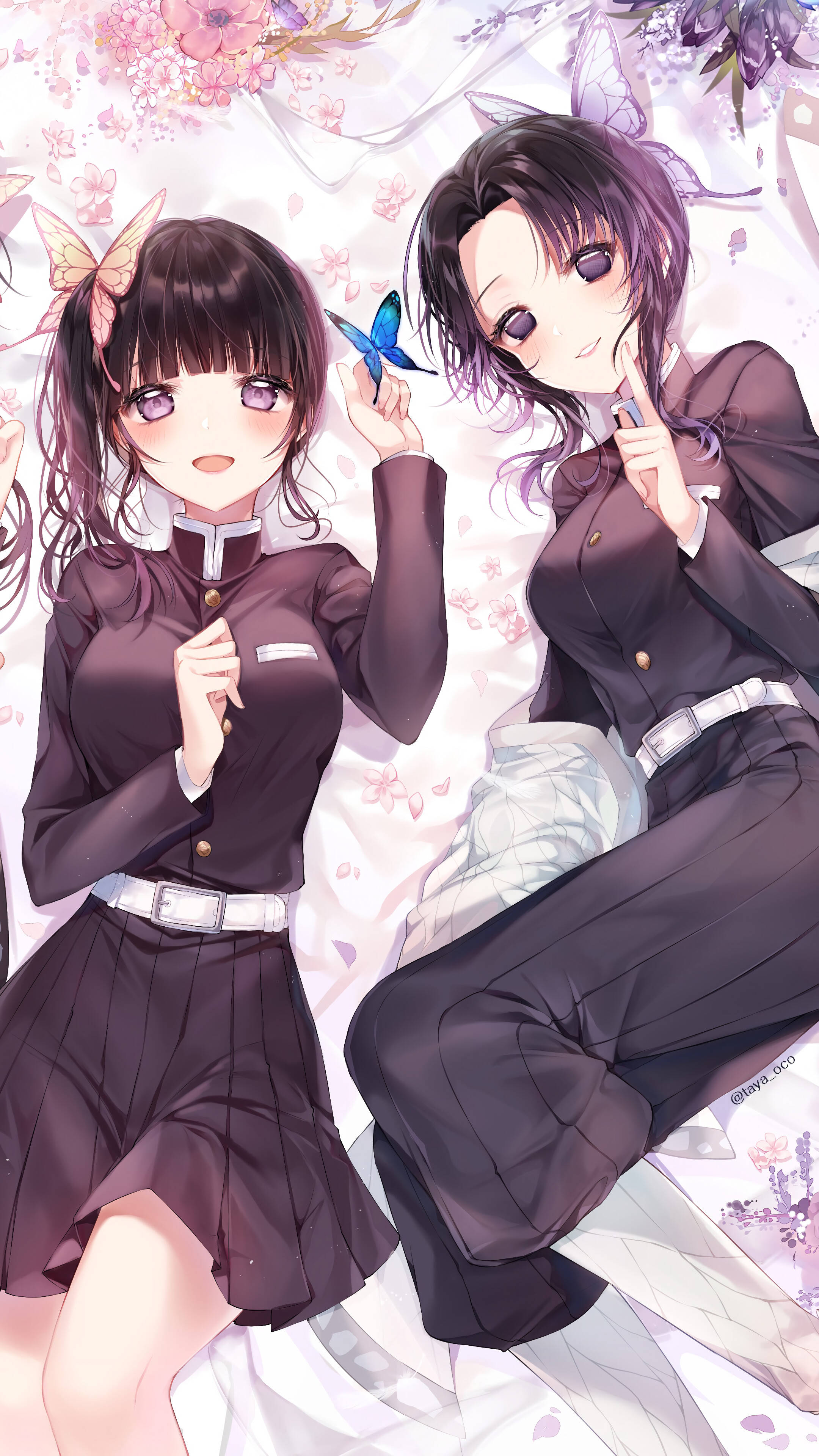 kanae kocho 桌布 壁紙 — 兩個穿著深色制服的動畫女孩坐在飄落的櫻花之中，蝴蝶在她們周圍飛舞。