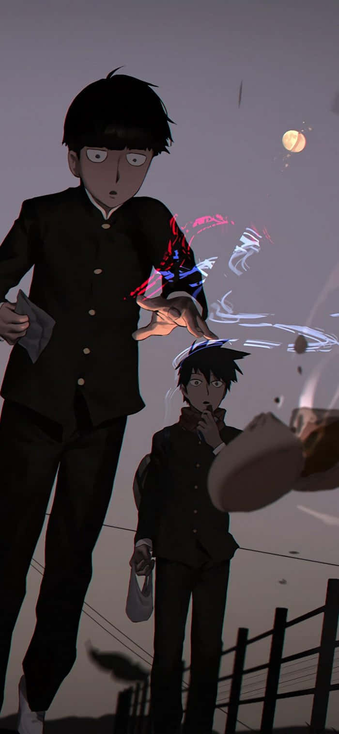 Mob Psycho iPhone 桌布 壁紙 — 兩個穿著深色制服的動畫男孩在黃昏時站在圍欄上，其中一個人的手發出發光能量，在暮色天空中旋轉。