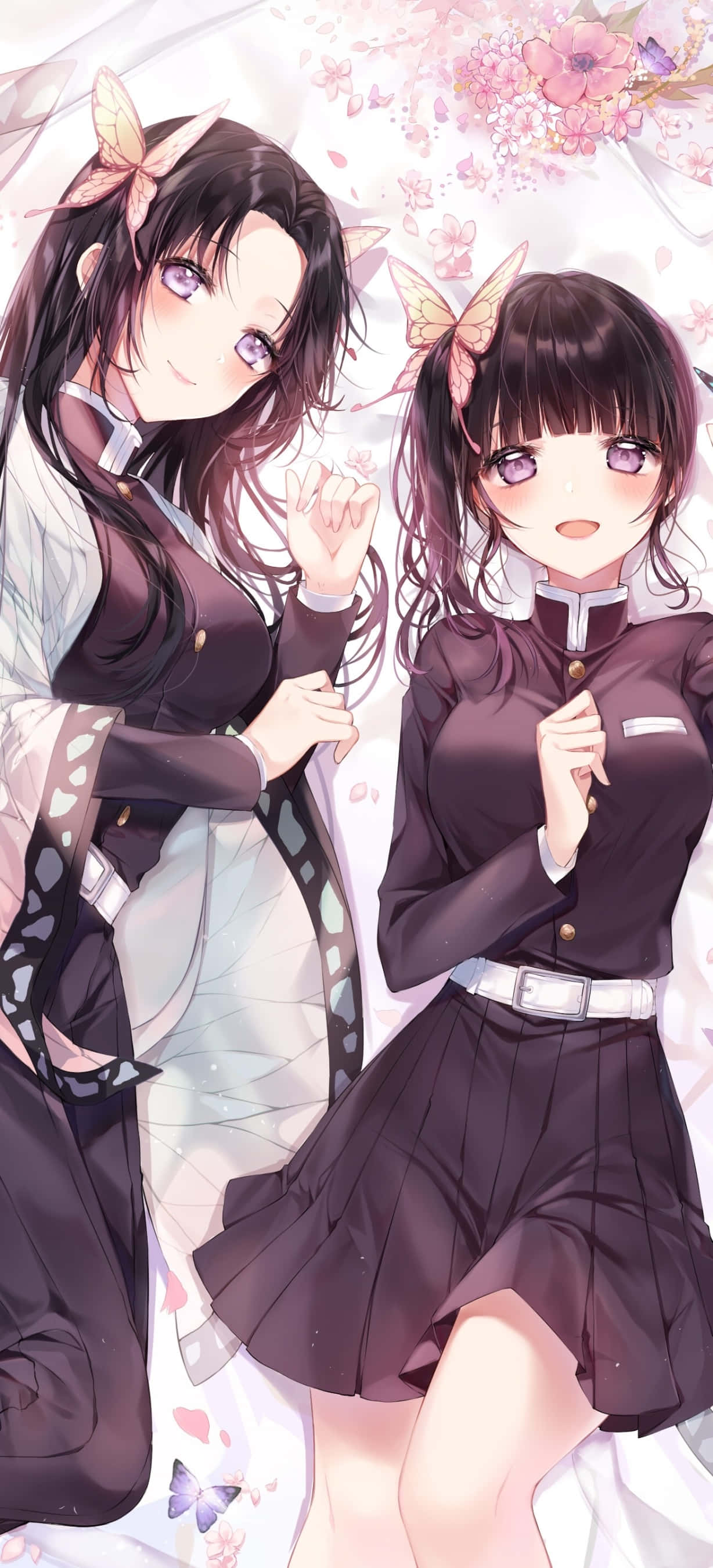 Demon Slayer Kanao 桌布 壁紙 — 兩個穿著深色校服的動漫女孩站在飄落的櫻花之中，帶有蝴蝶點綴。