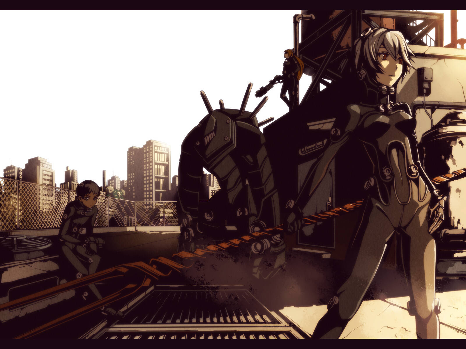 rei ayanami 桌布 壁紙 — 兩個穿著深色西裝的動漫角色站在屋頂上，背後有大型機甲和城市天際線，天空明亮。