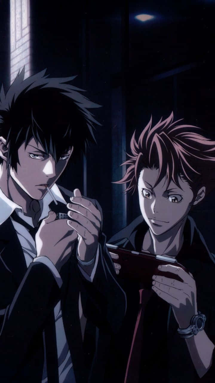 Shinya Kogami 桌布 壁紙 — 兩個穿著深色西裝的動畫男孩站在陰暗的房間裡，一個抽煙，另一個在昏暗燈光下拿著一個紅色裝置。