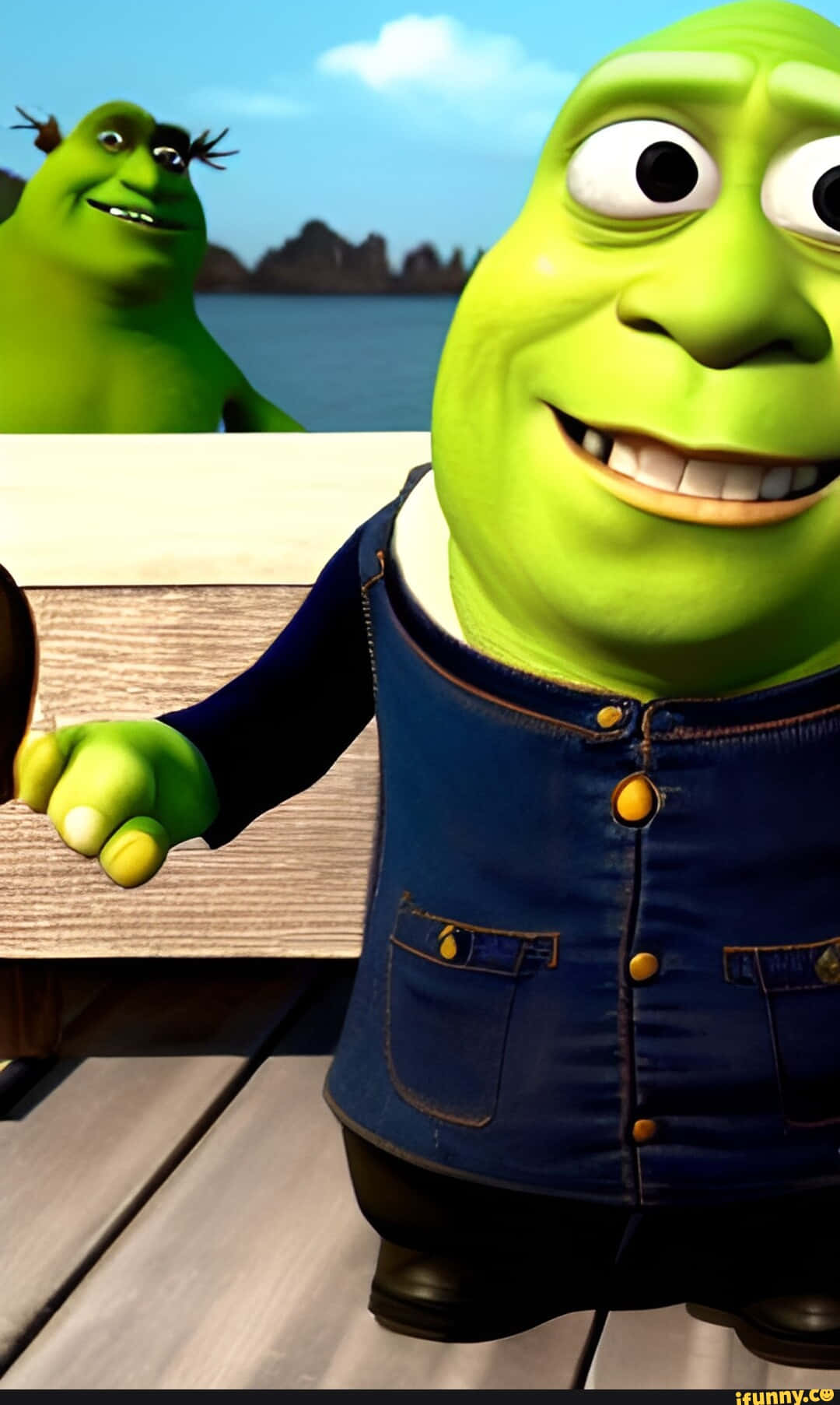 Funny Shrek 桌布 壁紙 — 兩個穿著牛仔背心的綠色食人魔角色在晴朗天空下，在平靜的藍色大海旁的木製碼頭上愉快地微笑。