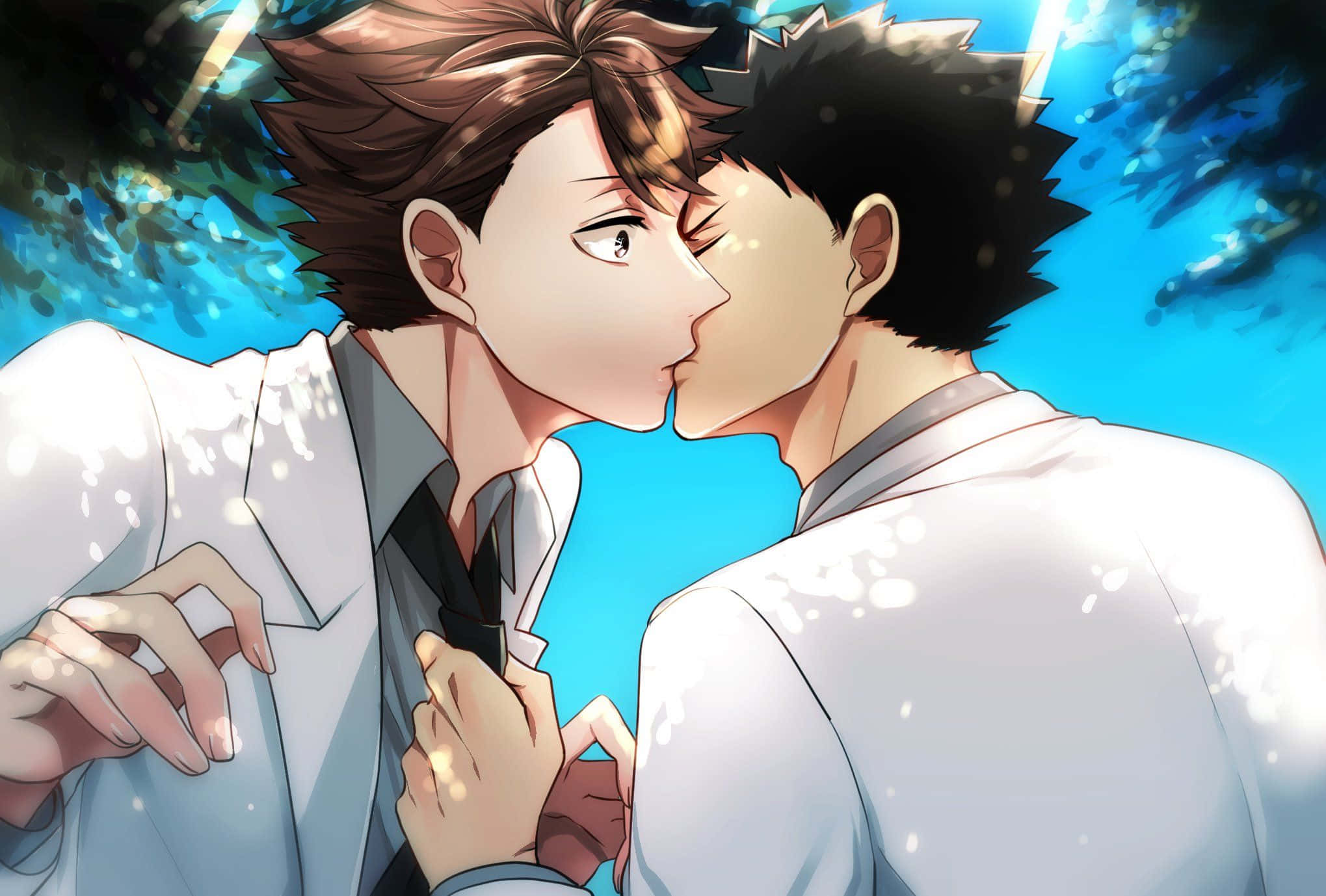Gay Anime 桌布 壁紙 — 兩個穿著白大褂的動漫男人在明亮的藍天下接吻，櫻花在他們周圍飄浮。