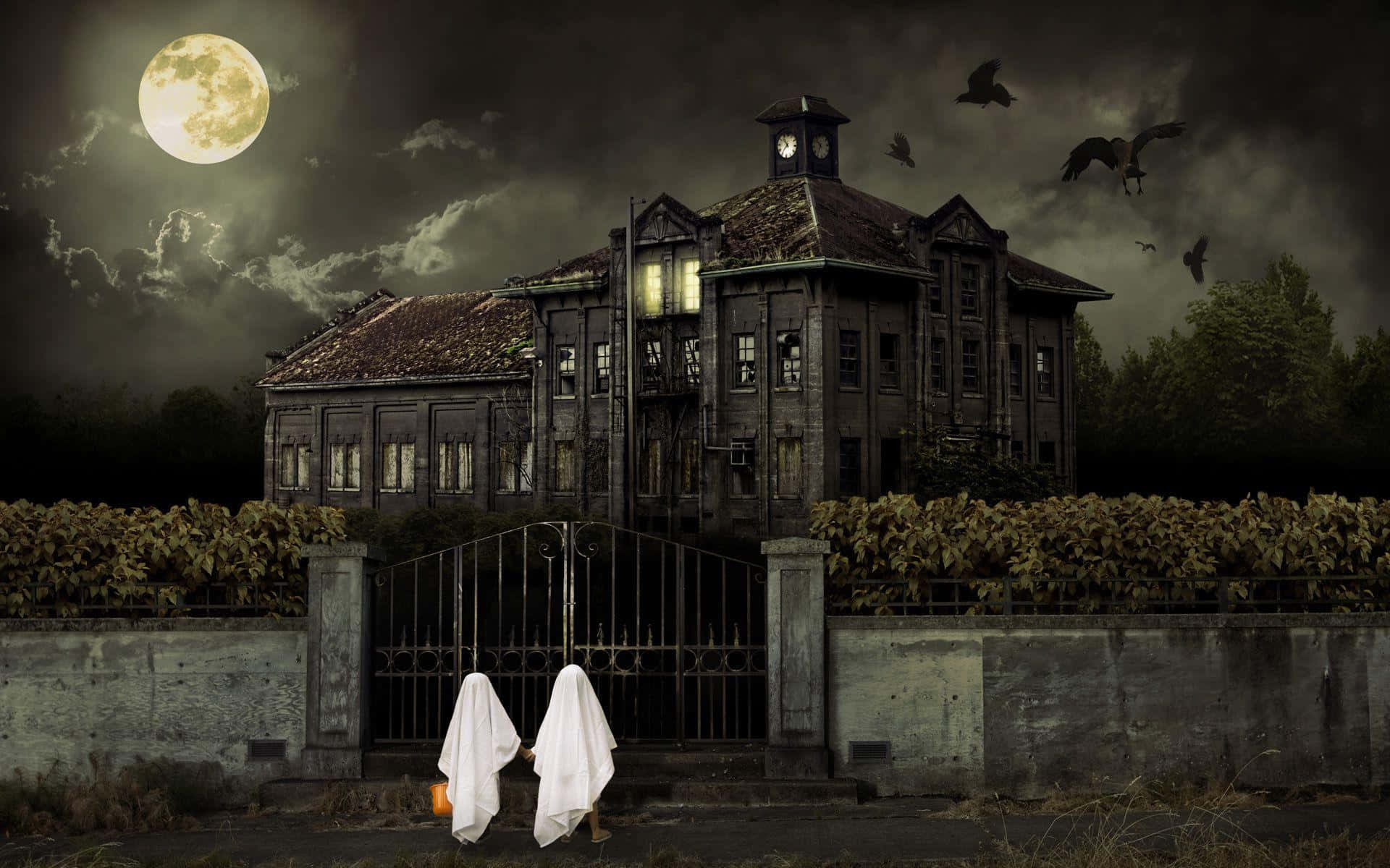 Trick-or-treaters 桌布 壁紙 — 兩個穿著白床單的鬼影在滿月下走向一座破舊的鬼屋，烏鴉在頭頂飛翔。