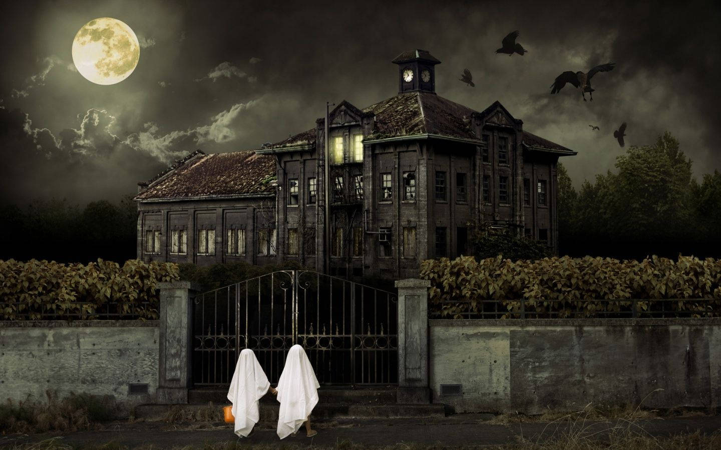 haunted 桌布 壁紙 — 兩個穿著白床單的鬼影在滿月下走向鬼屋，烏鴉在頭頂飛翔。