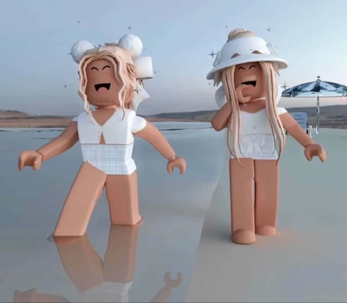 Roblox Bff 桌布 壁紙 — 兩個穿著白色服裝的快樂Roblox頭像在蒼白的天空下，在反射的鹽灘上大笑並擺姿勢。