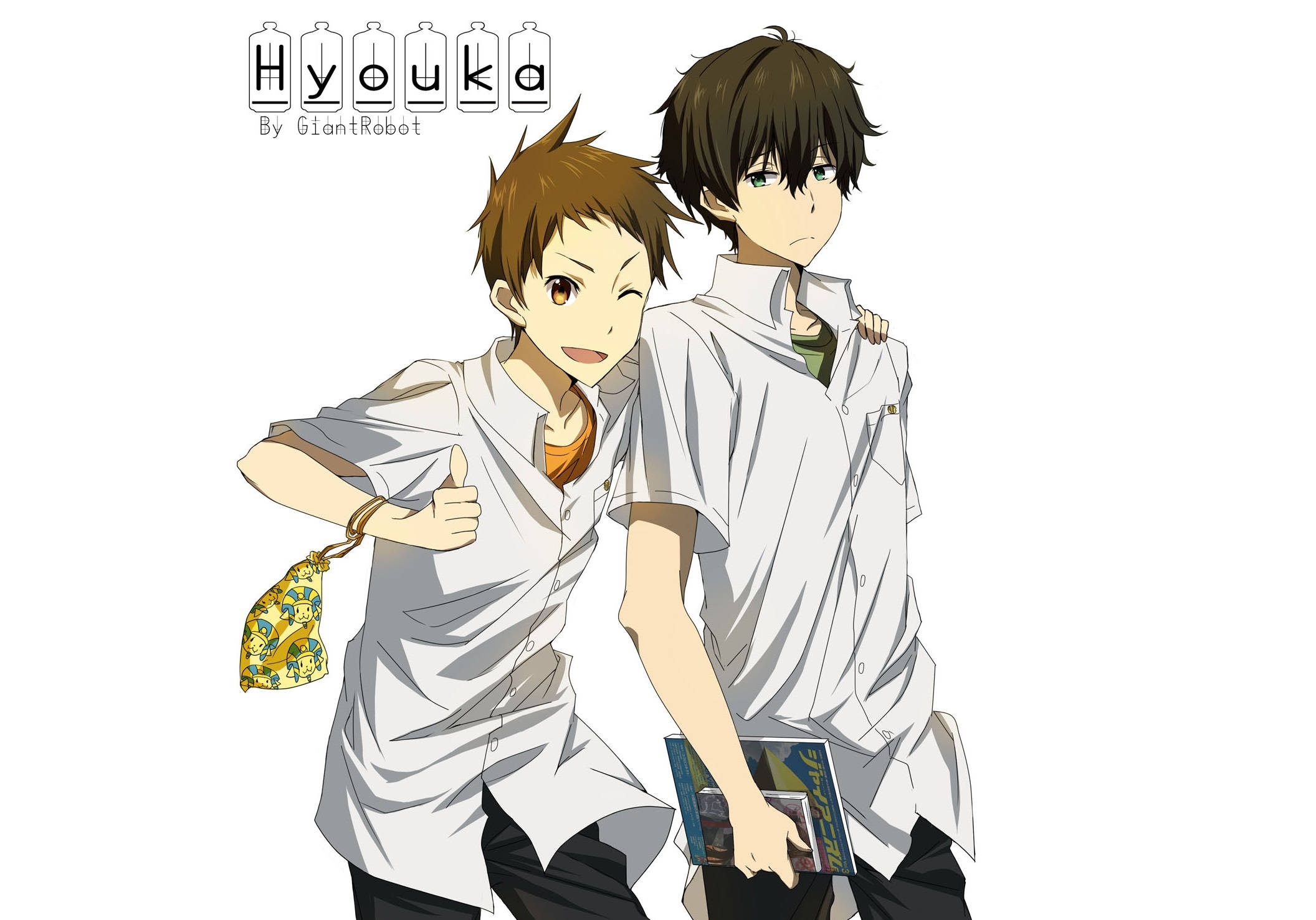 Oreki Houtarou 桌布 壁紙 — 兩個穿著白襯衫的動漫男孩在純白背景前開心地擺姿勢，其中一個豎起大拇指，同時拿著一個圖案袋。