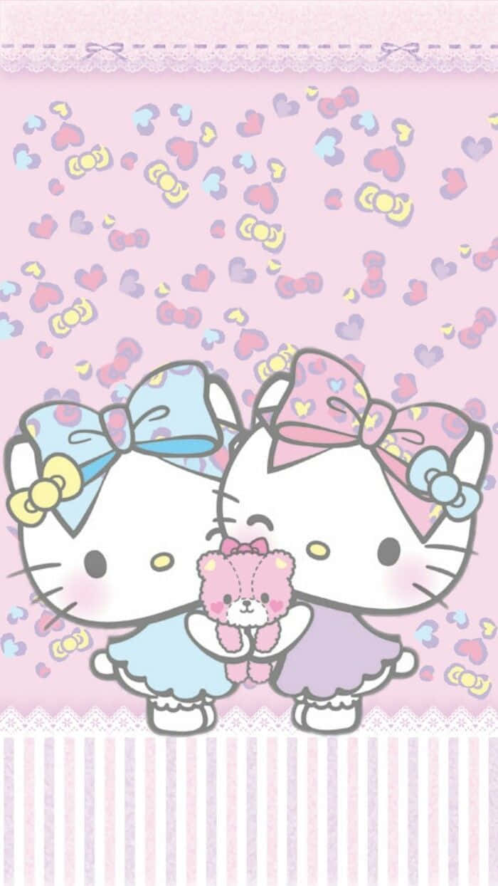 Hello Kitty 桌布 壁紙 — 兩個穿著粉彩連衣裙的Hello Kitty角色在粉紅色背景前抱著一隻泰迪熊，背景有漂浮的心形和蝴蝶結。